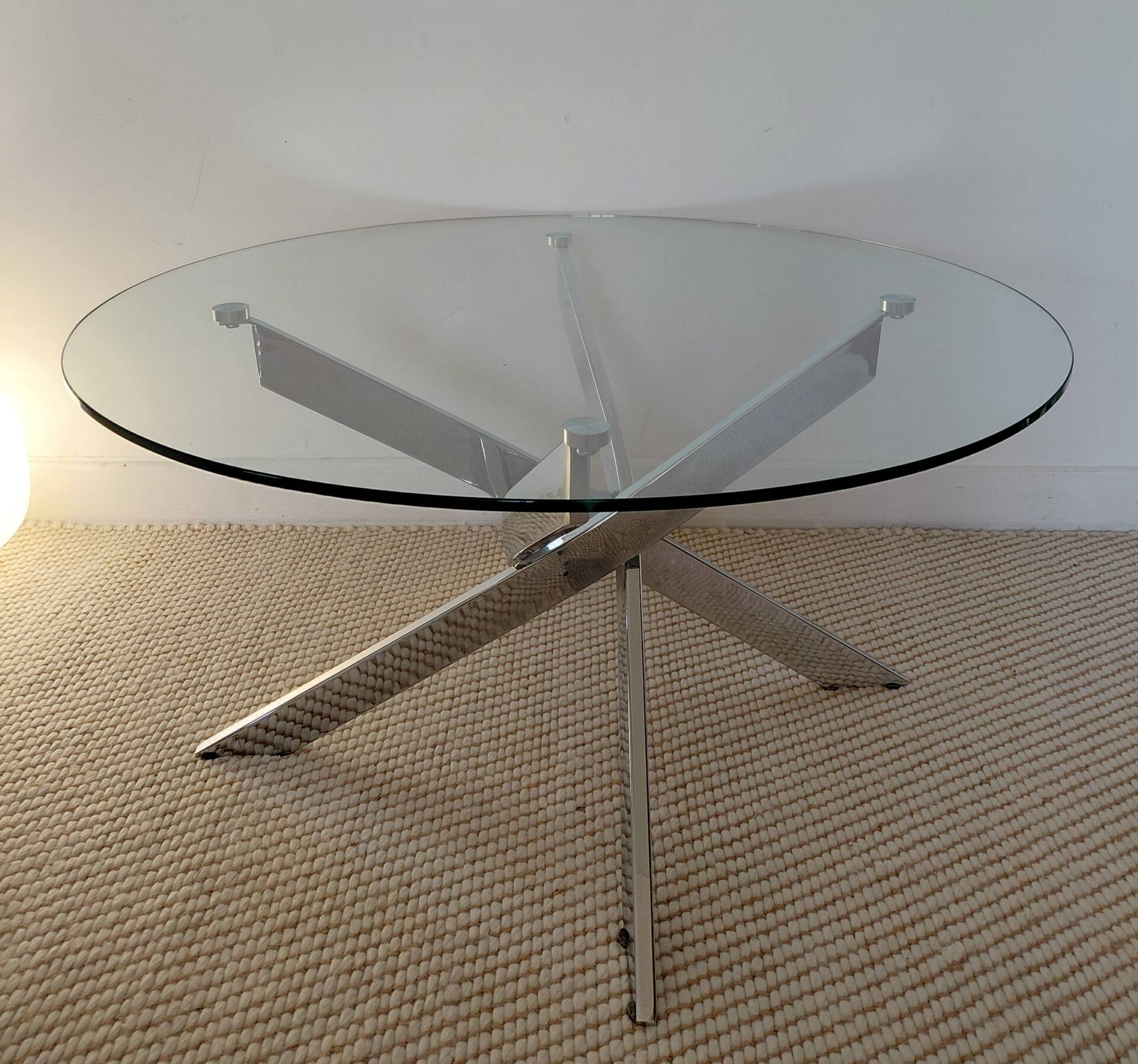 Table basse ronde Space Age acier chromé, verre, piètement hélice 70s