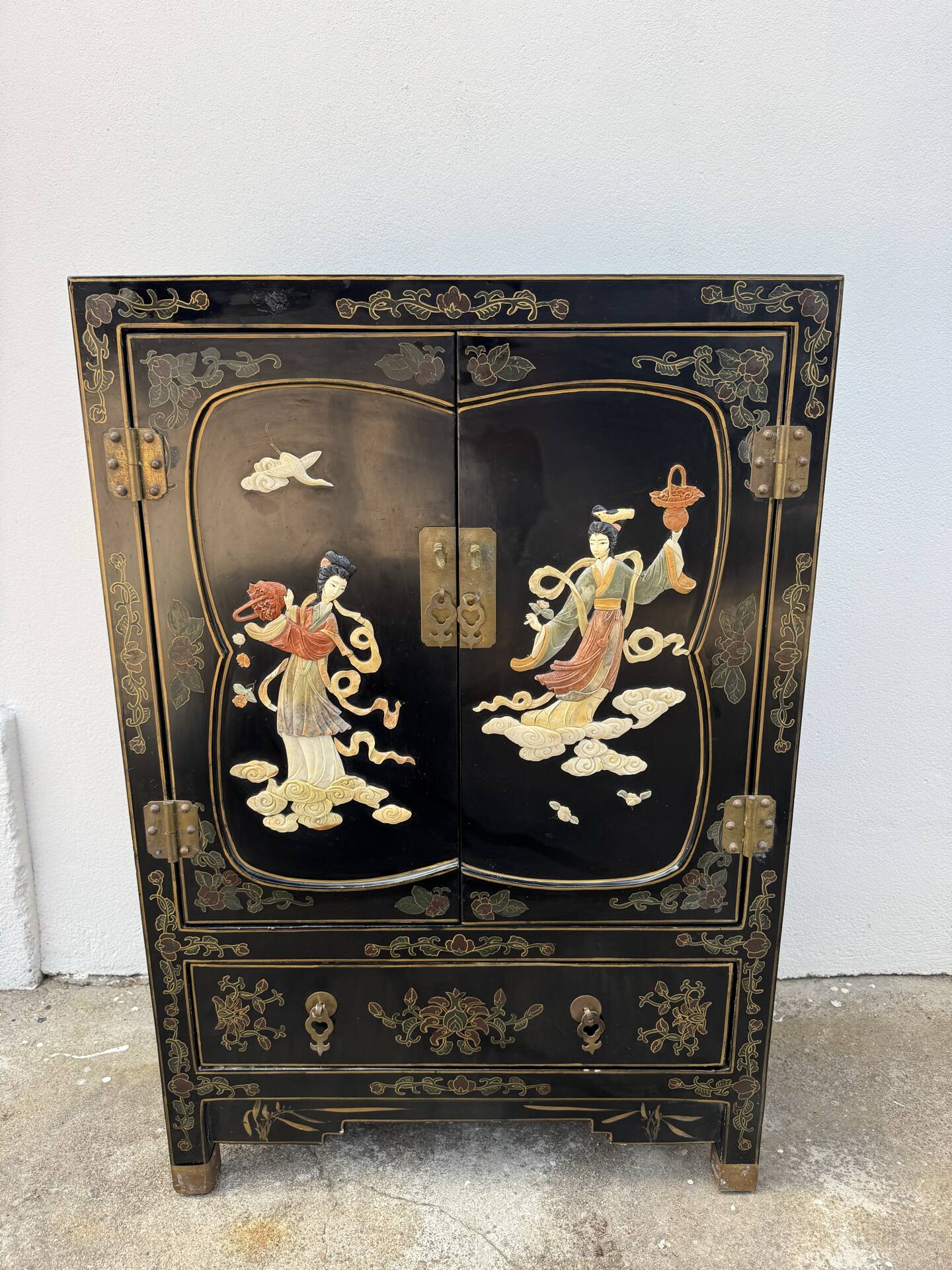 Vintage lacquered Chinese furniture Tianjin