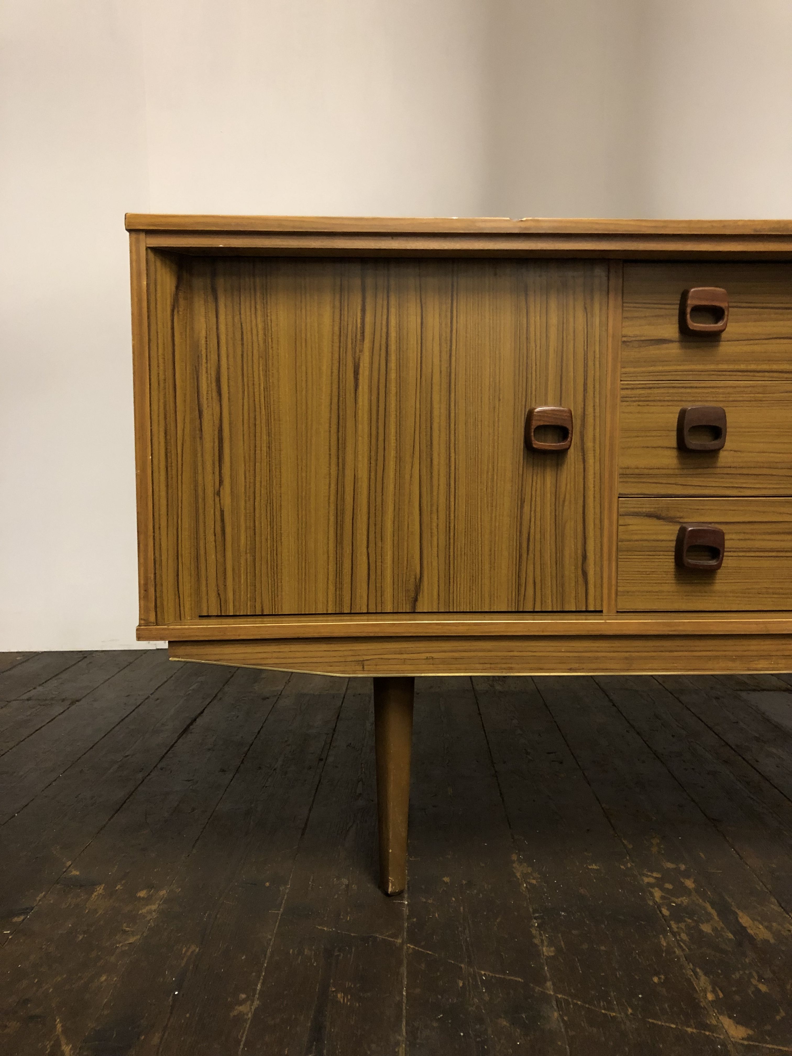 Vieille buffet milieu du siecle en teck design scandinave danois des années 70