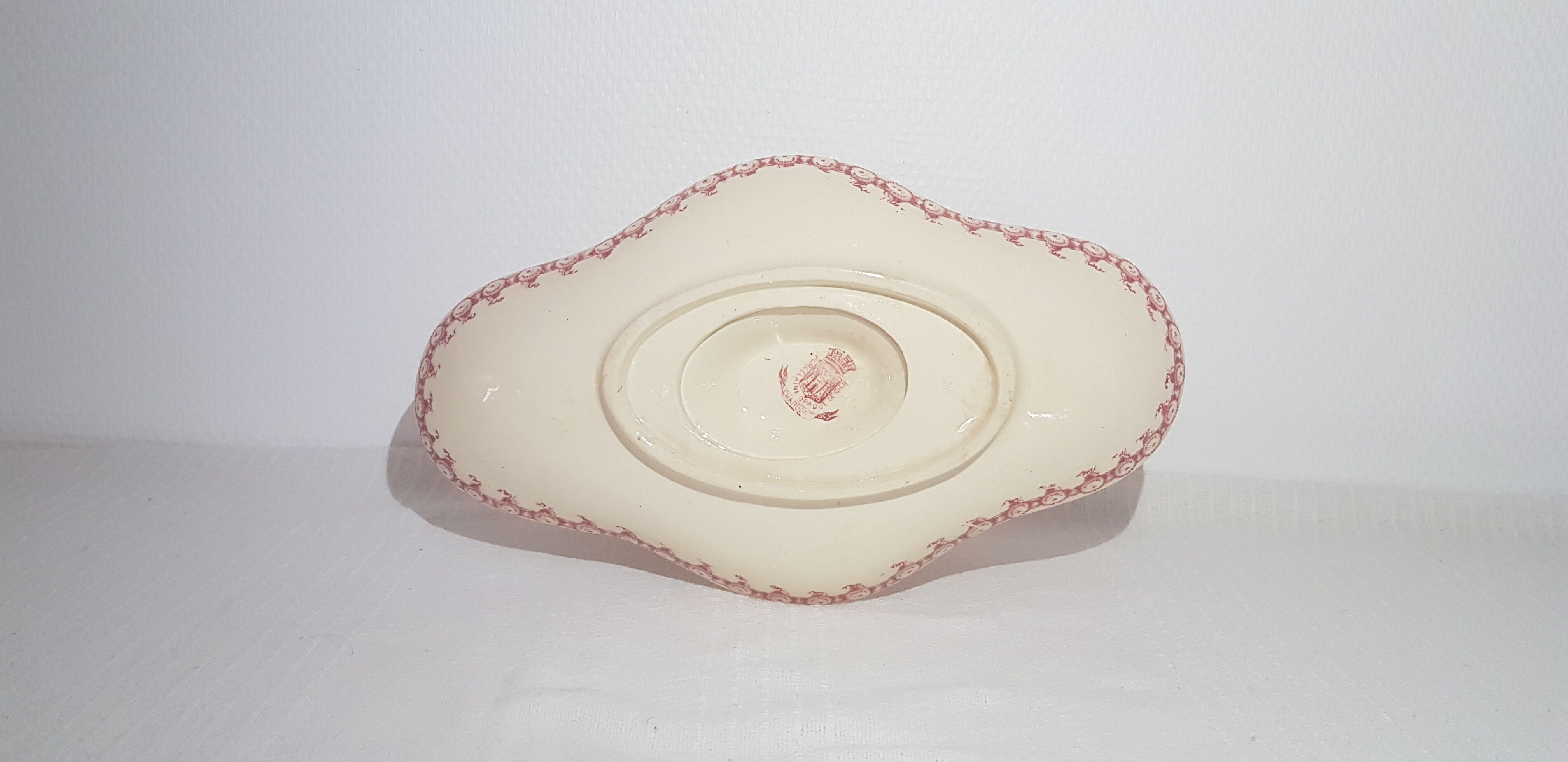 Saucière in opaque porcelain of Gien model thistles, iron earth.