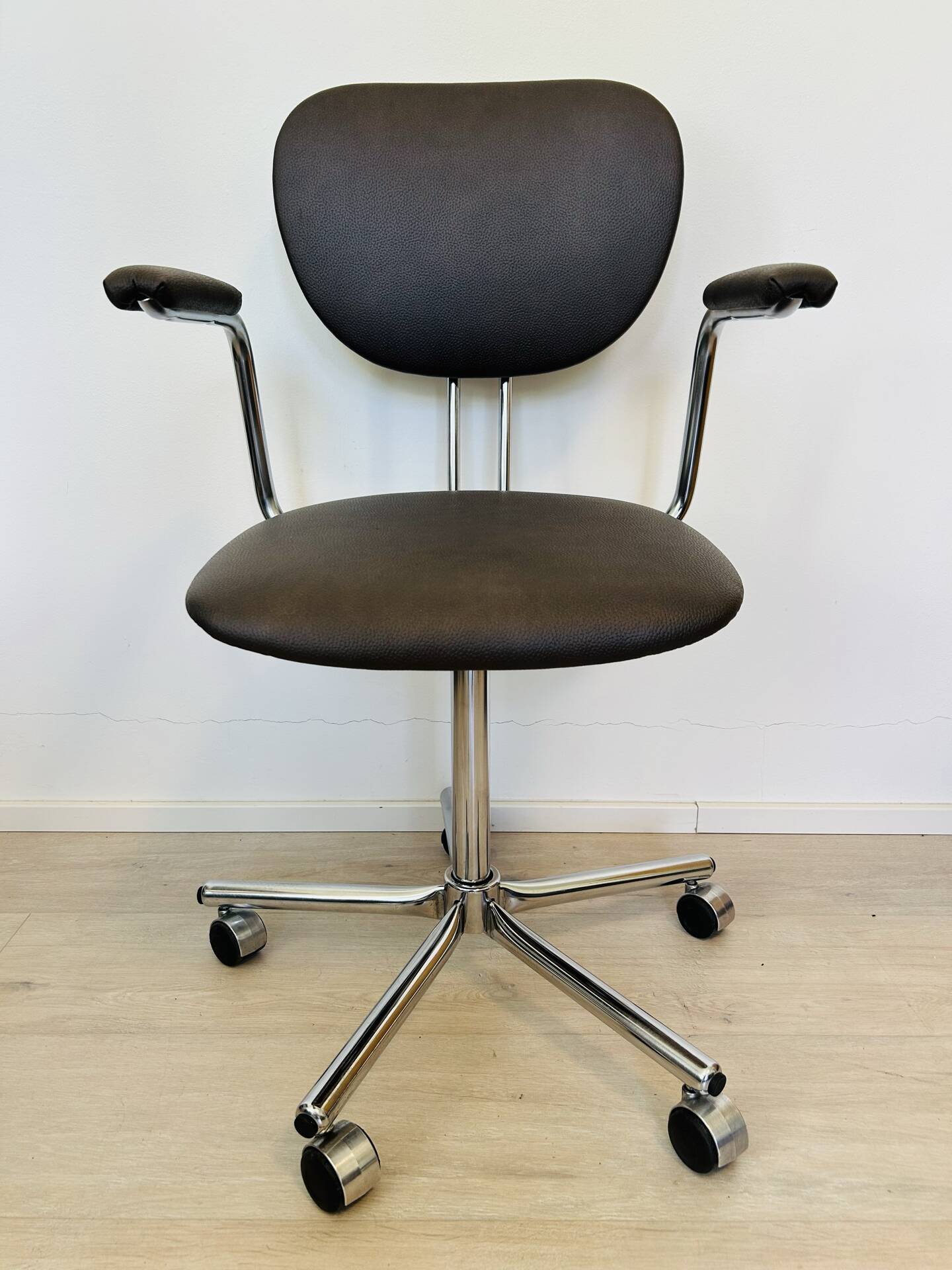 Vintage office chair fully restored by Kovona, 1980s.