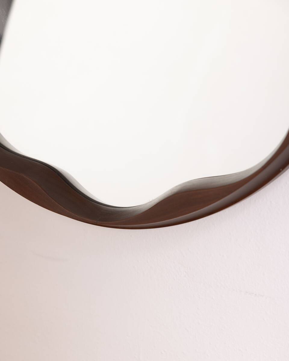 Miroir mural vintage des années 1970 en bois moulé, design italien.