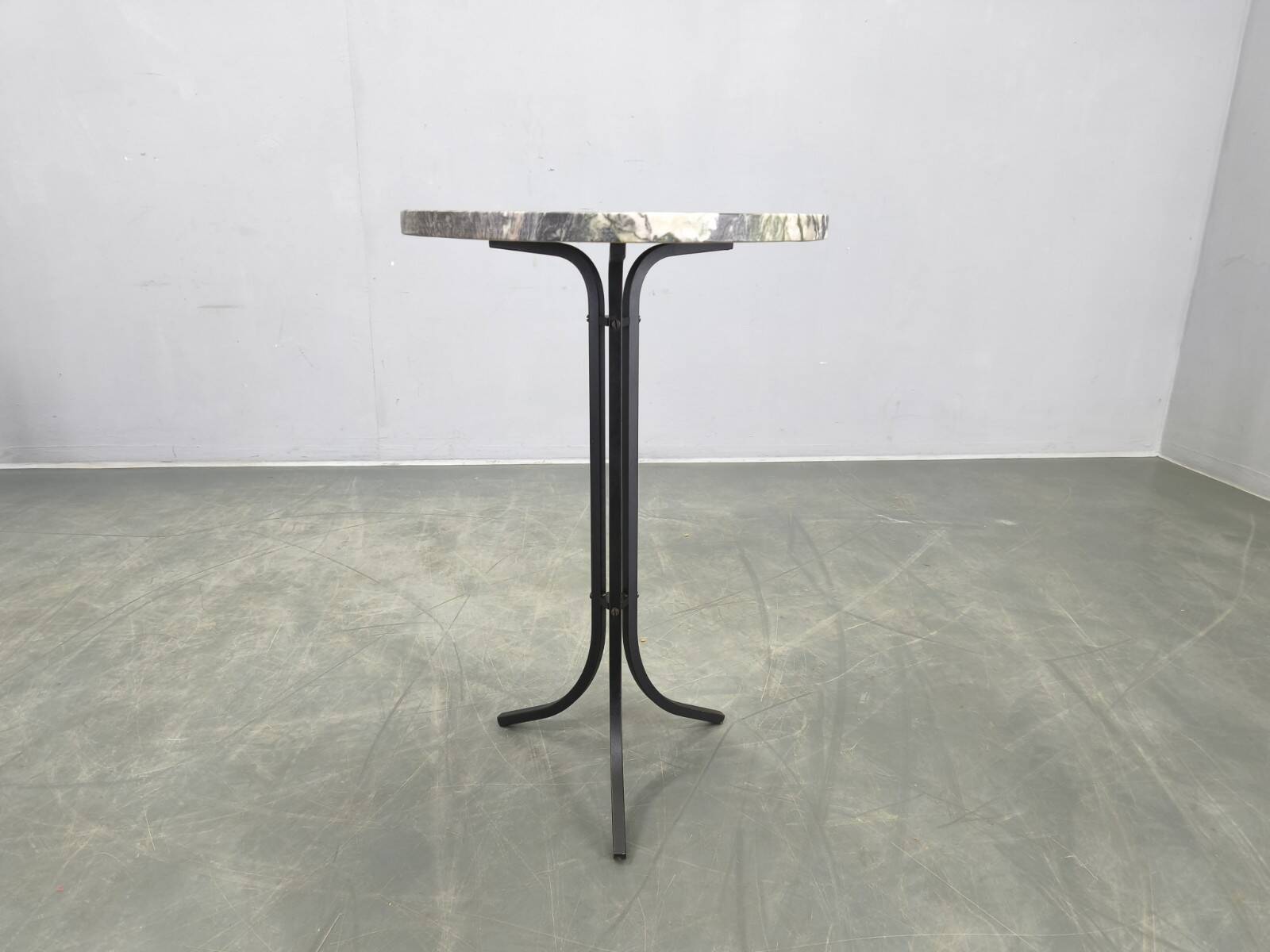 Table d'appoint en marbre italien avec base en fer noir, années 1970