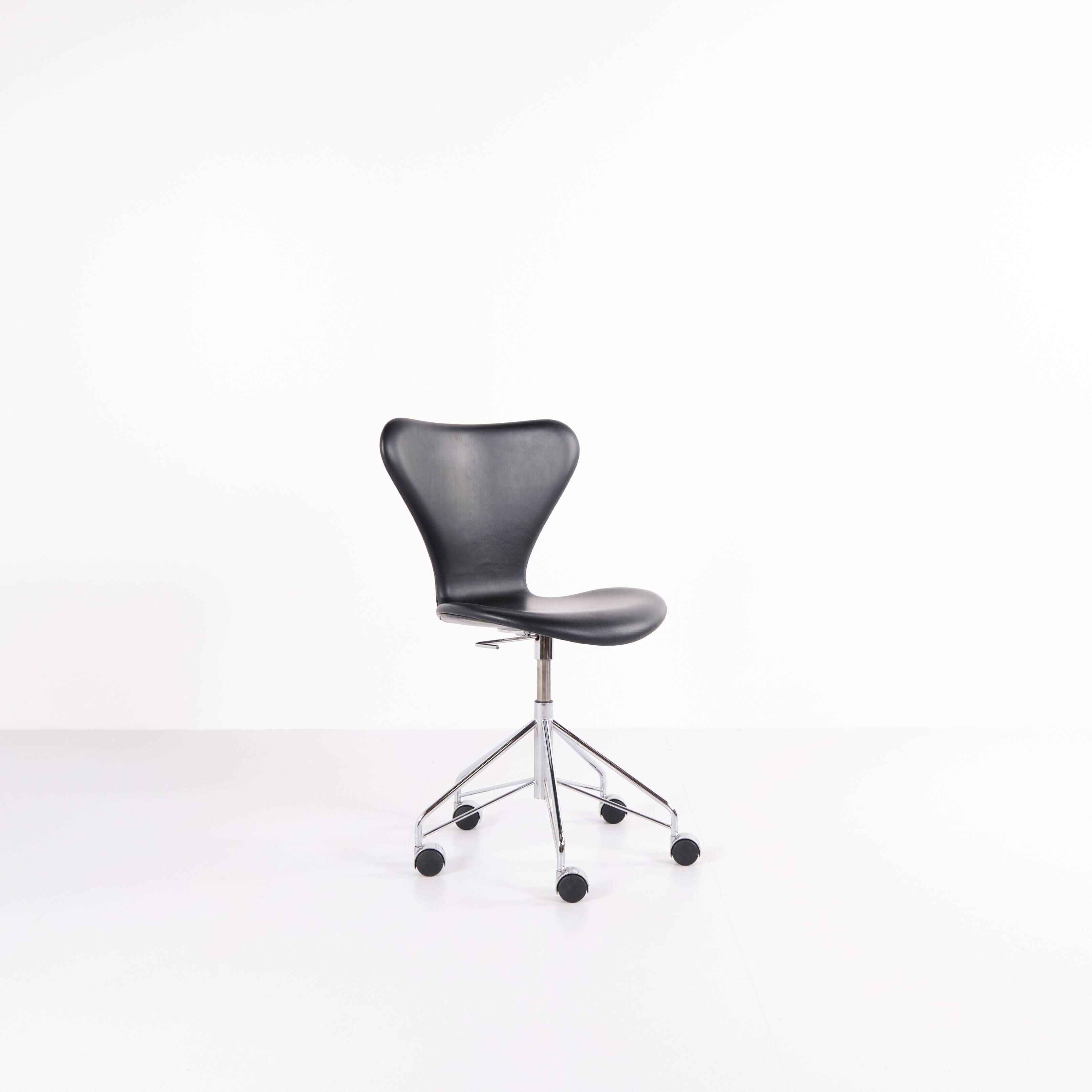 Seven office chair - Model 3117 - Black leather - Swivel function - Arne Jacobsen - Fritz Hansen