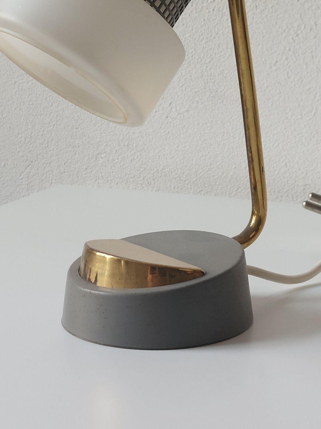 Lampes de chevet vintage milieu du siècle, lampes de table en verre opale et laiton.