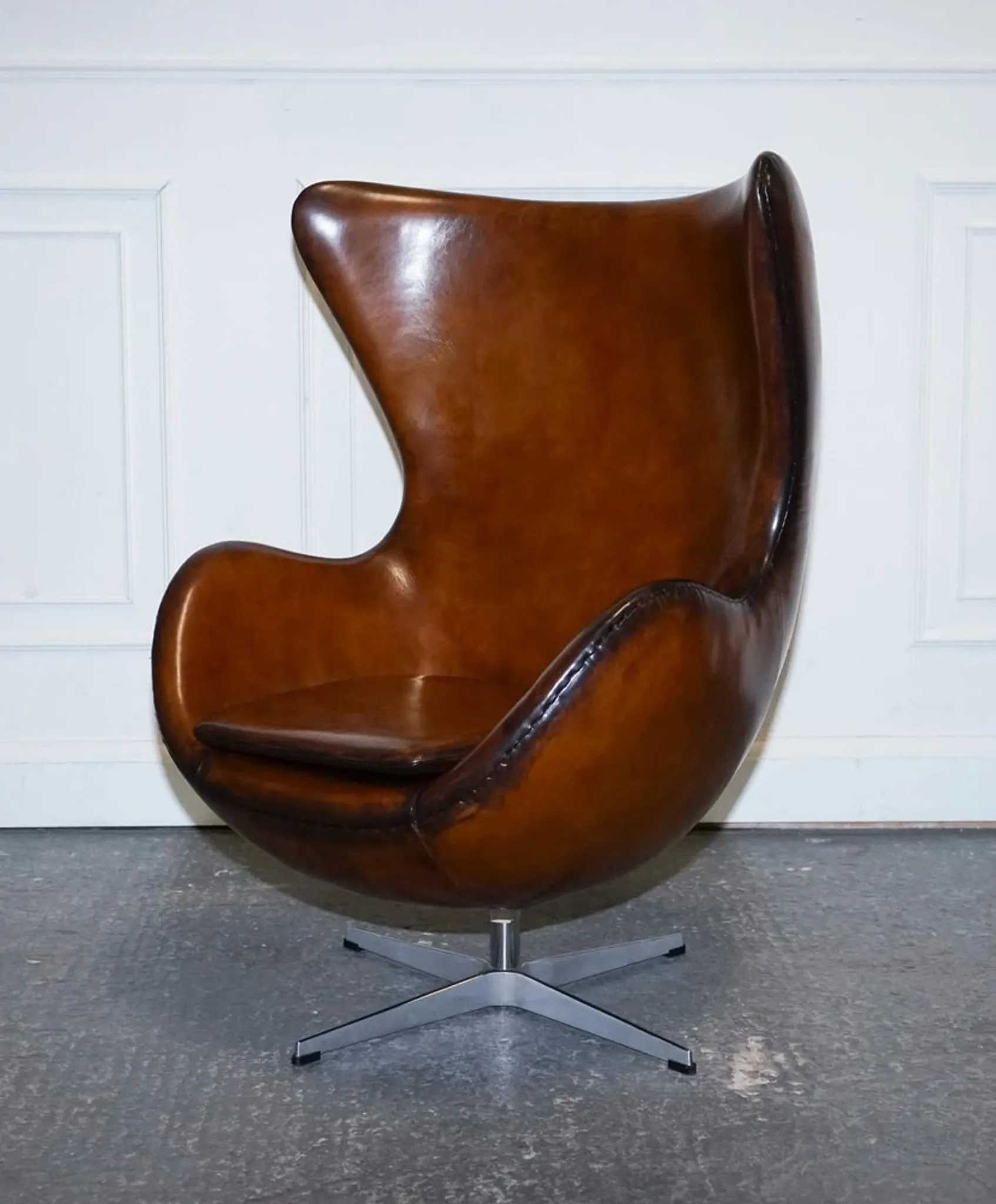 Chaise Egg Vintage Teintée à la Main en Brun Whisky