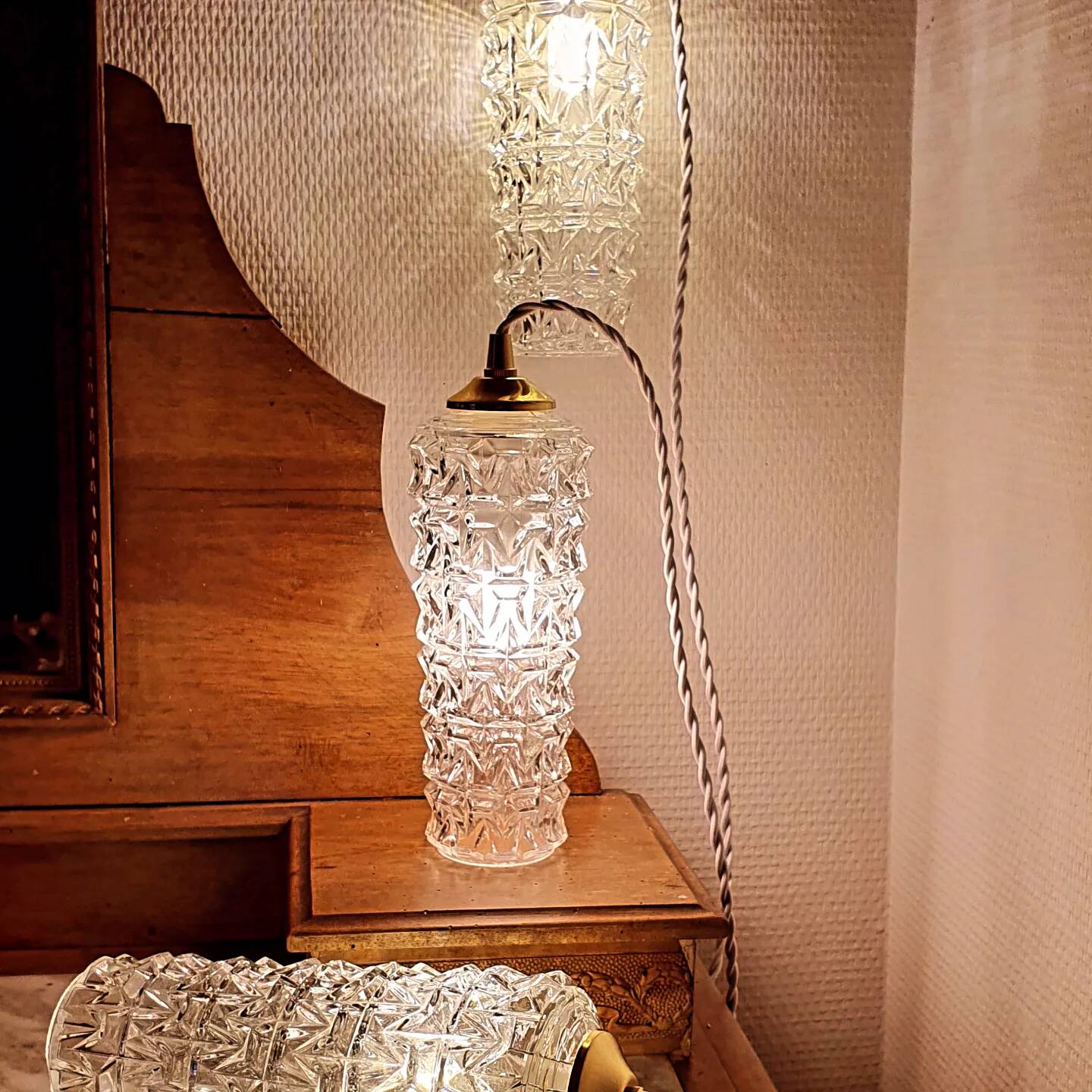 Chiseled glass walking lamp