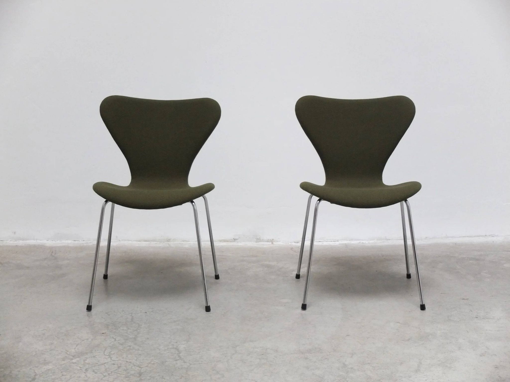 Pair of 'Series 7' chairs in green fabric by Arne Jacobsen for Fritz Hansen, 1980