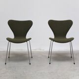 Pair of 'Series 7' chairs in green fabric by Arne Jacobsen for Fritz Hansen, 1980