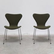 Pair of 'Series 7' chairs in green fabric by Arne Jacobsen for Fritz Hansen, 1980