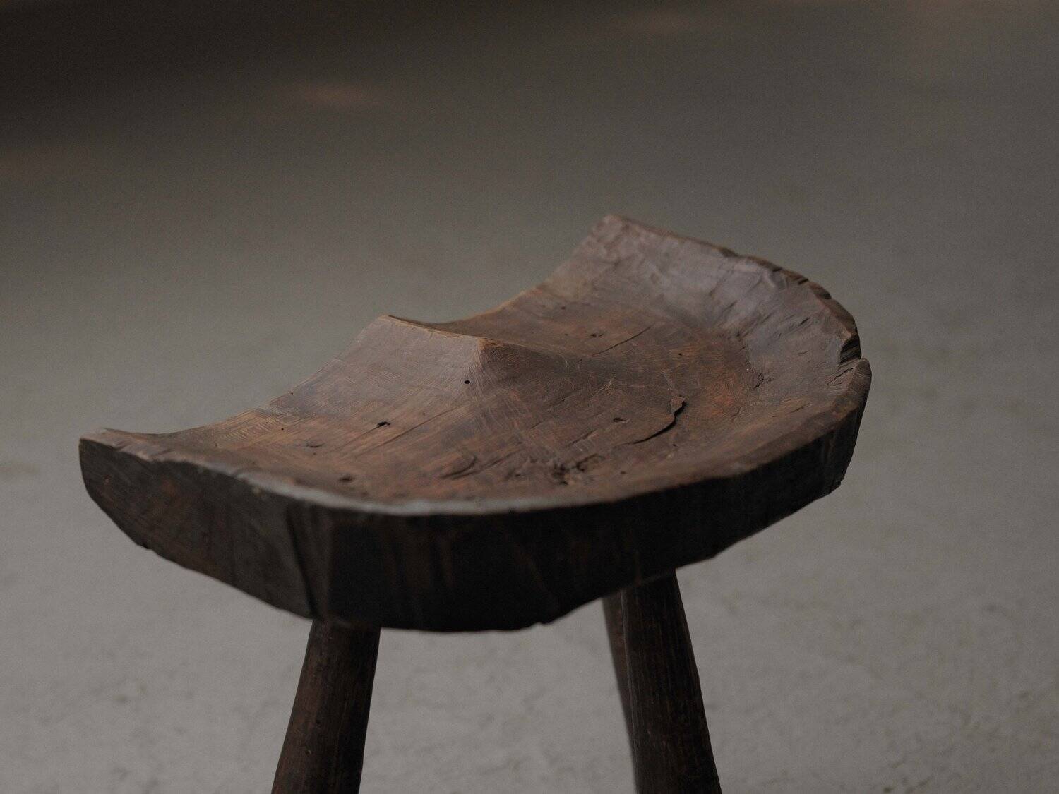 Milking stool in solid wood, Folk art, Cévennes, around 1900