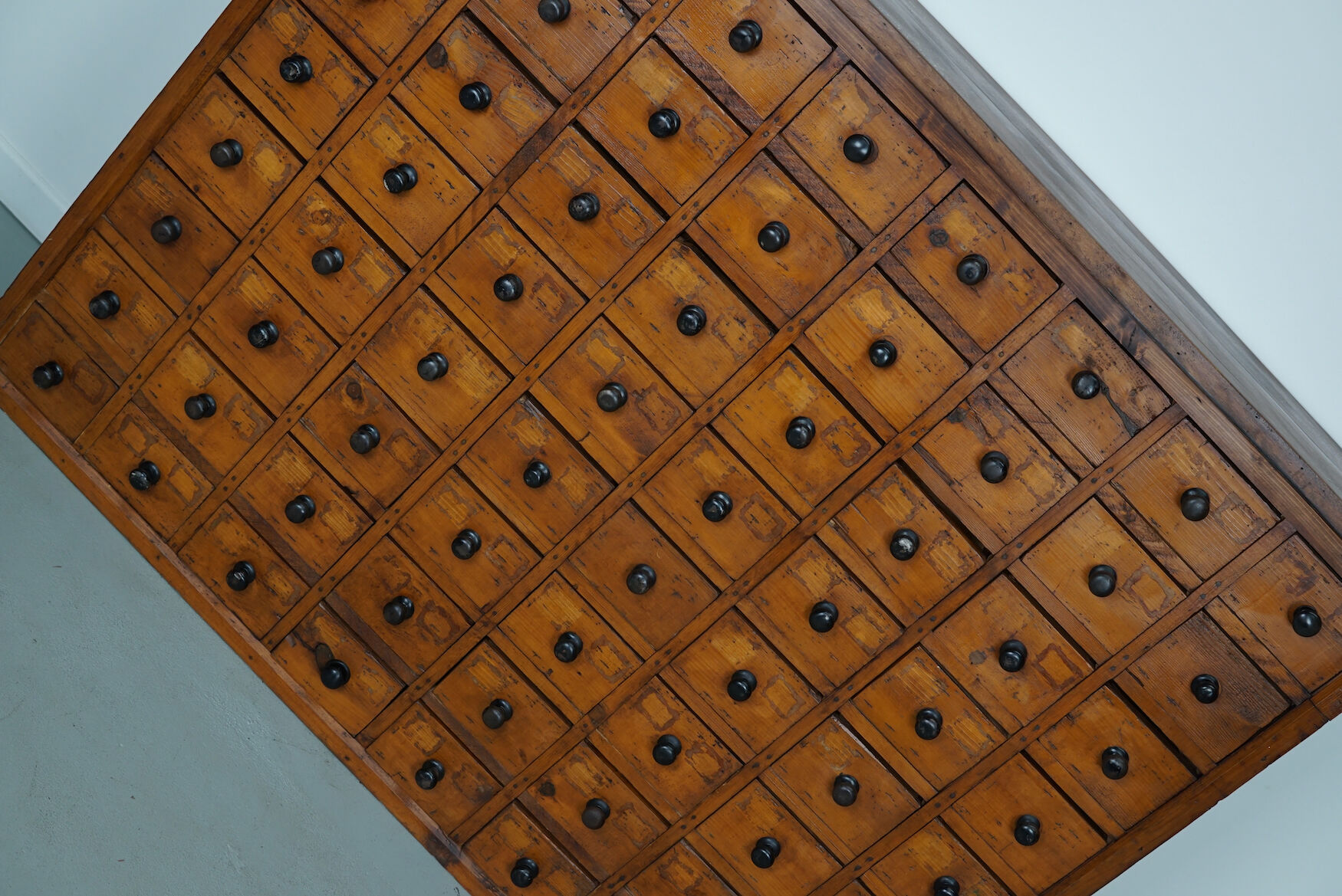 Cabinet d’atelier en pin vers 1930