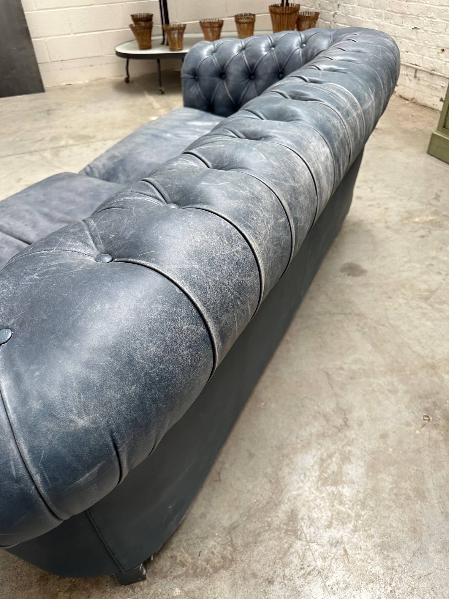 Canapé chesterfield en cuir bleu