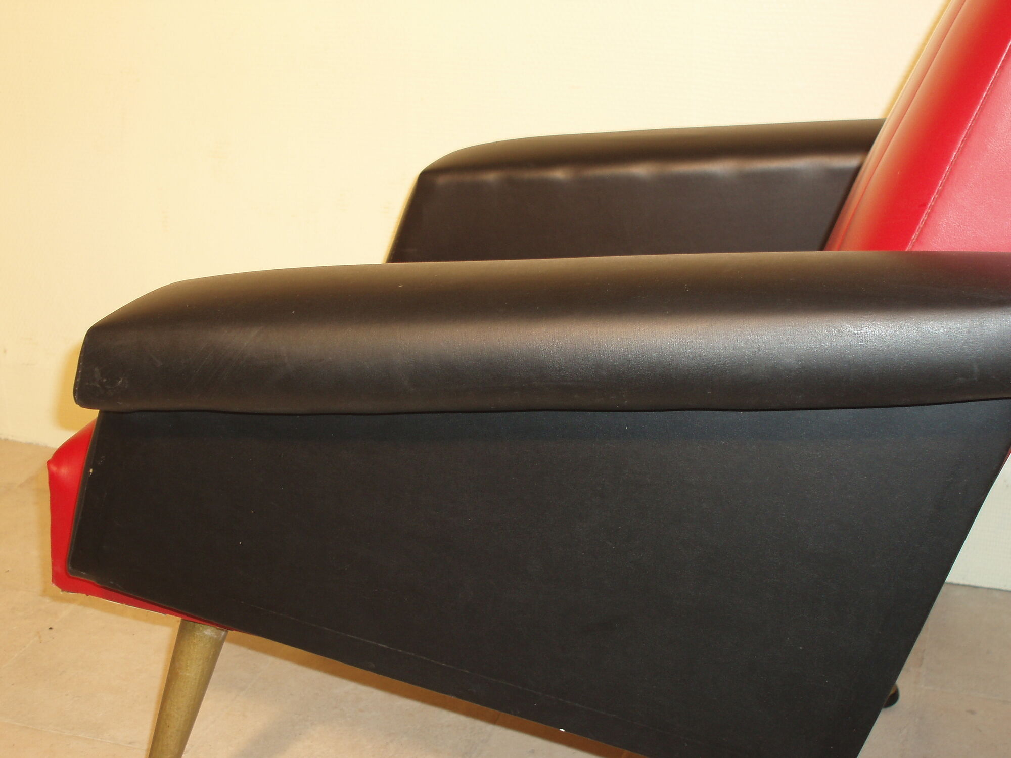 Pair of chairs in leather of the 1970s