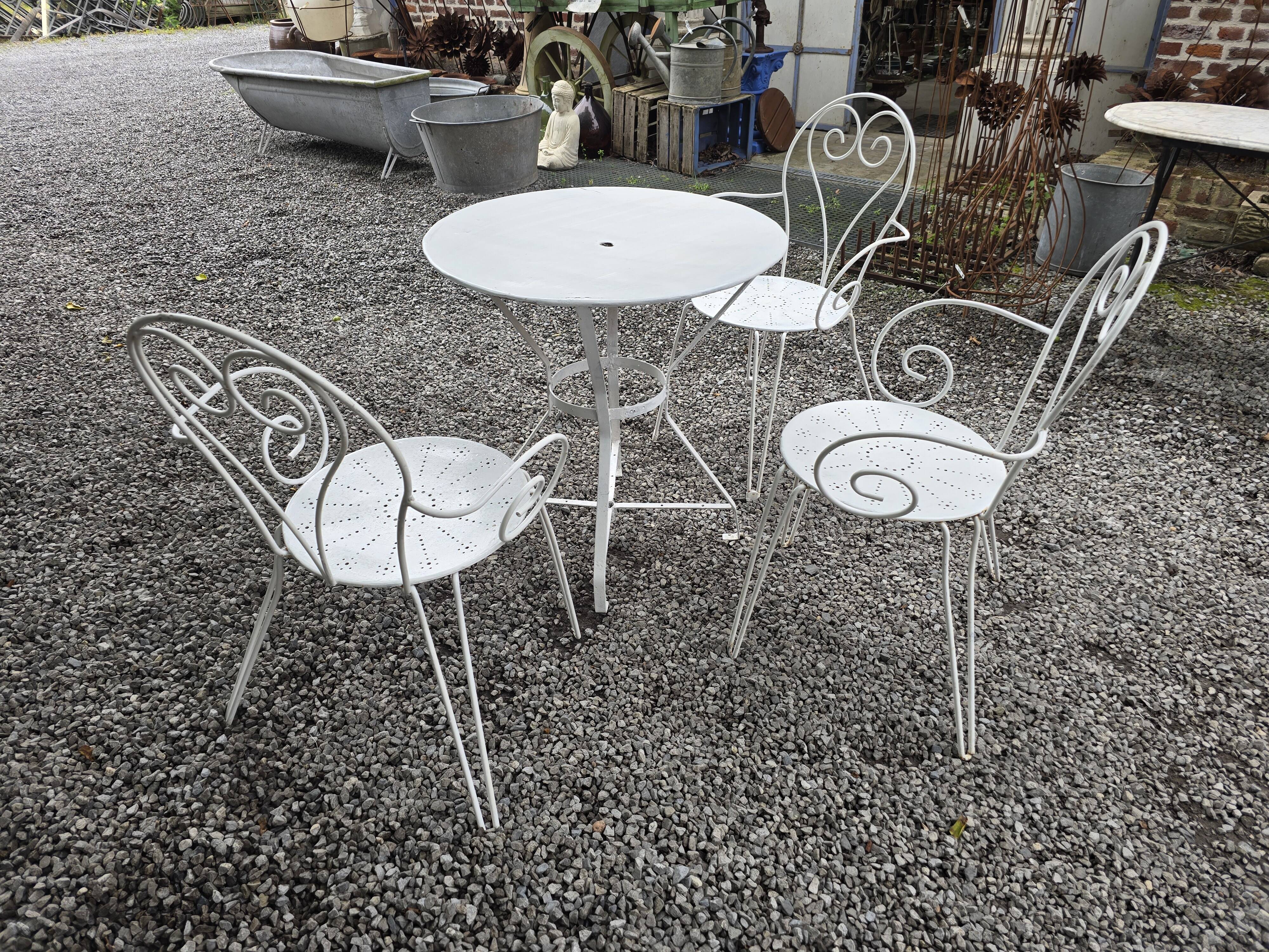 Salon de jardin en fer forgé , 1 table + 3 fauteuils