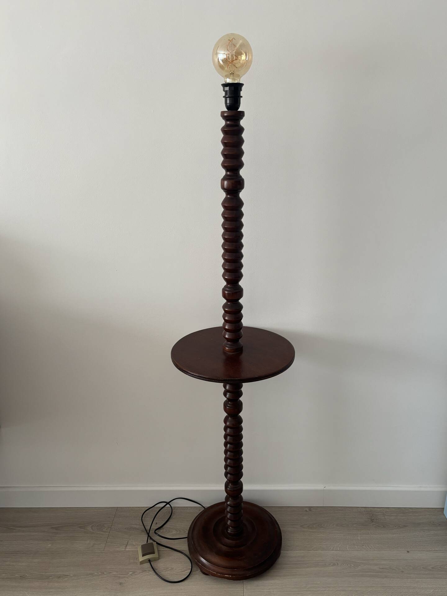Lampadaire vintage en bois tourné avec tablette intégrée 
