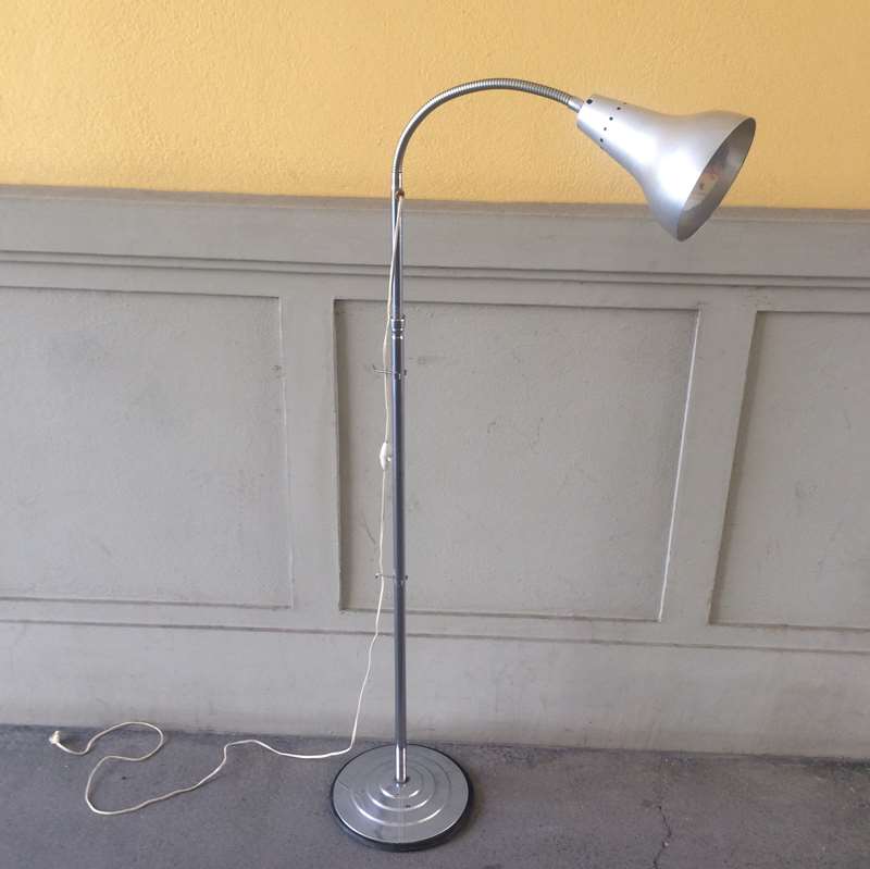 Chrome metal lamppost