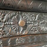 Commode XIXème pin noirci sculpté