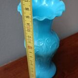 Petit vase en opaline bleue