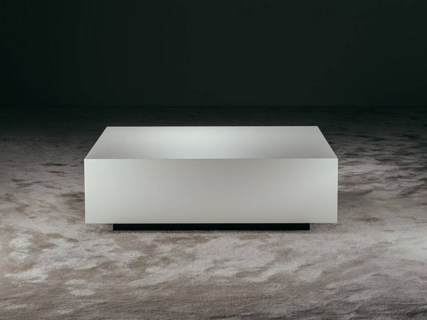 Table basse Essence conçue par le designer italien Gio Pagani.