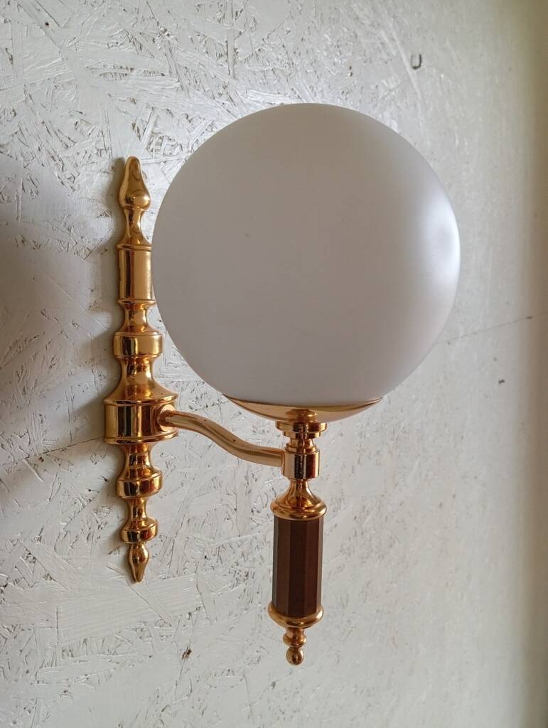 Paire d'appliques laiton doré et opaline