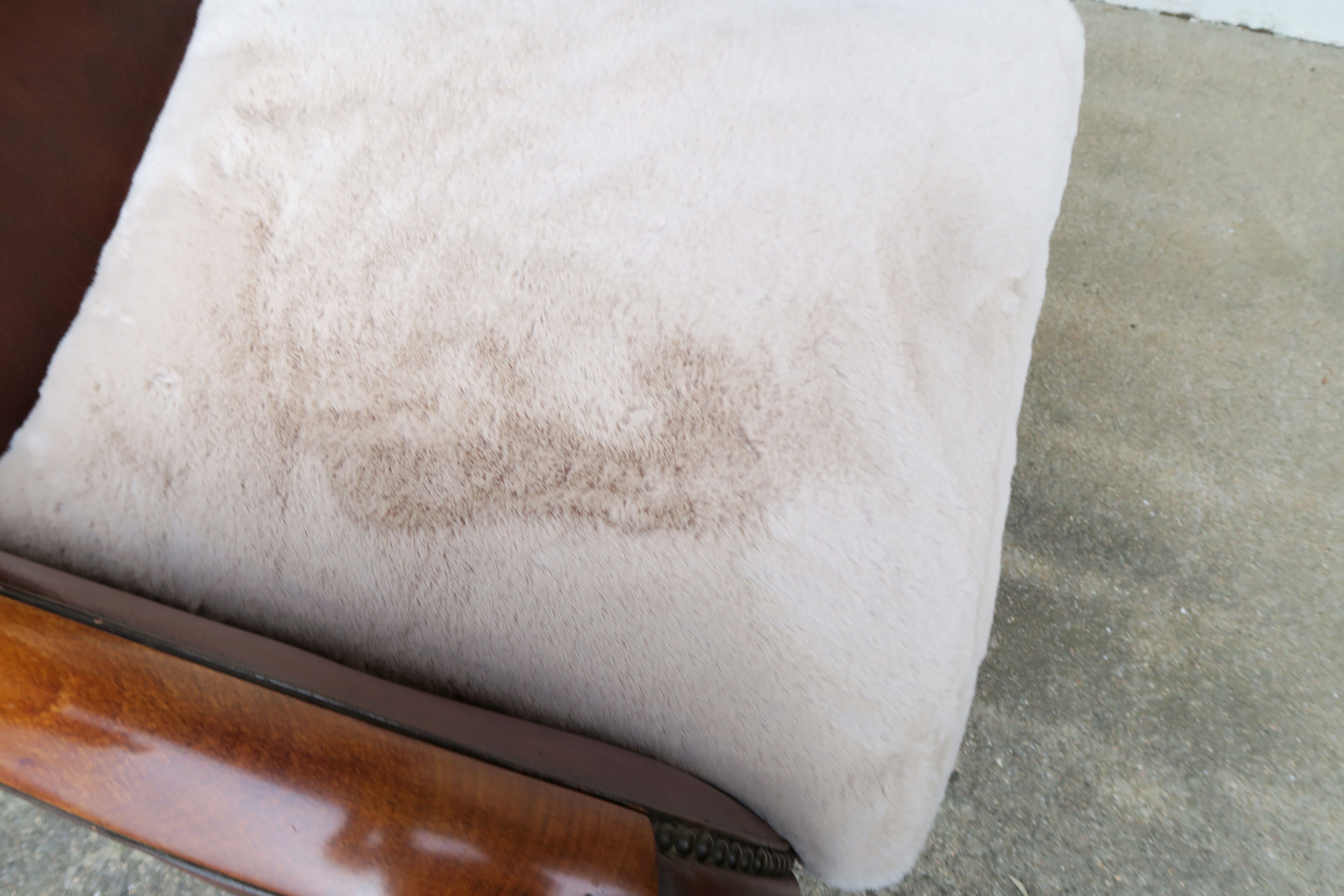 Paire de fauteuils art-déco en cuir