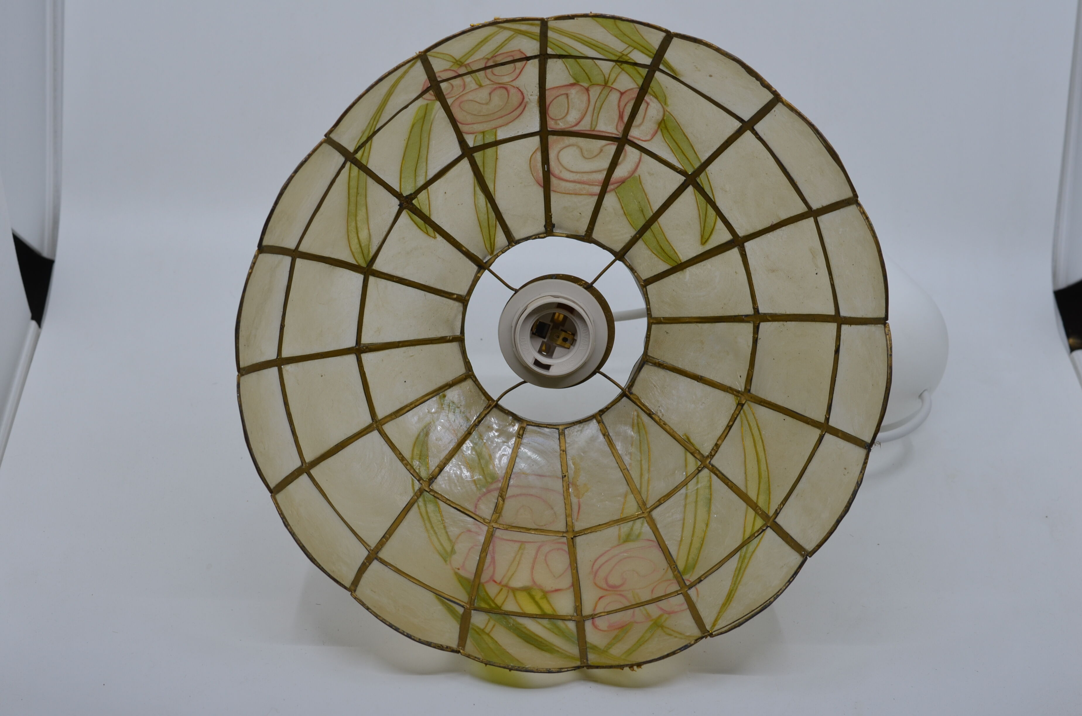 Mother-of-pearl suspension