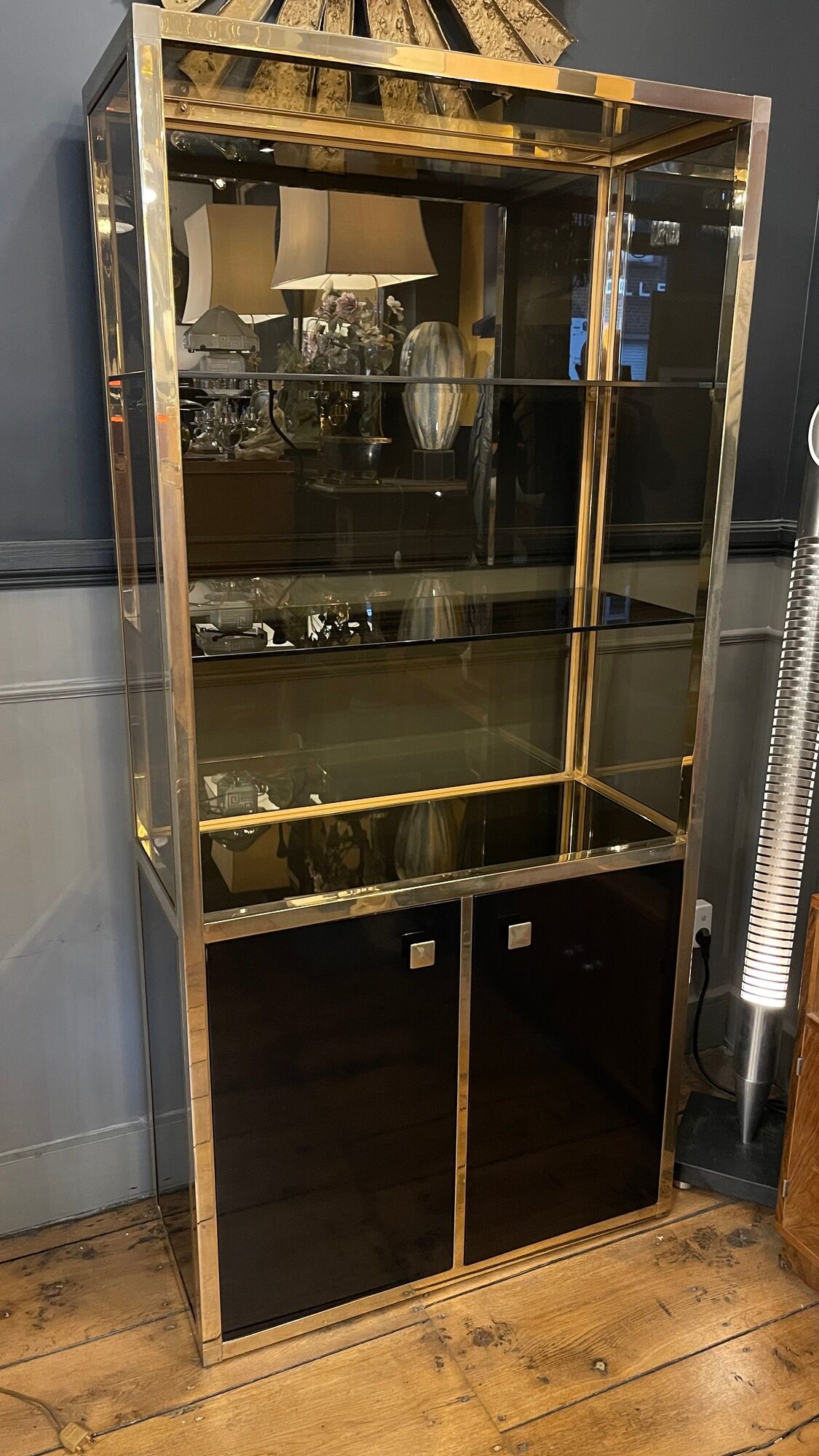Hollywood Regency style bookcase shelf, gilded brass and black lacquered wood, 1970