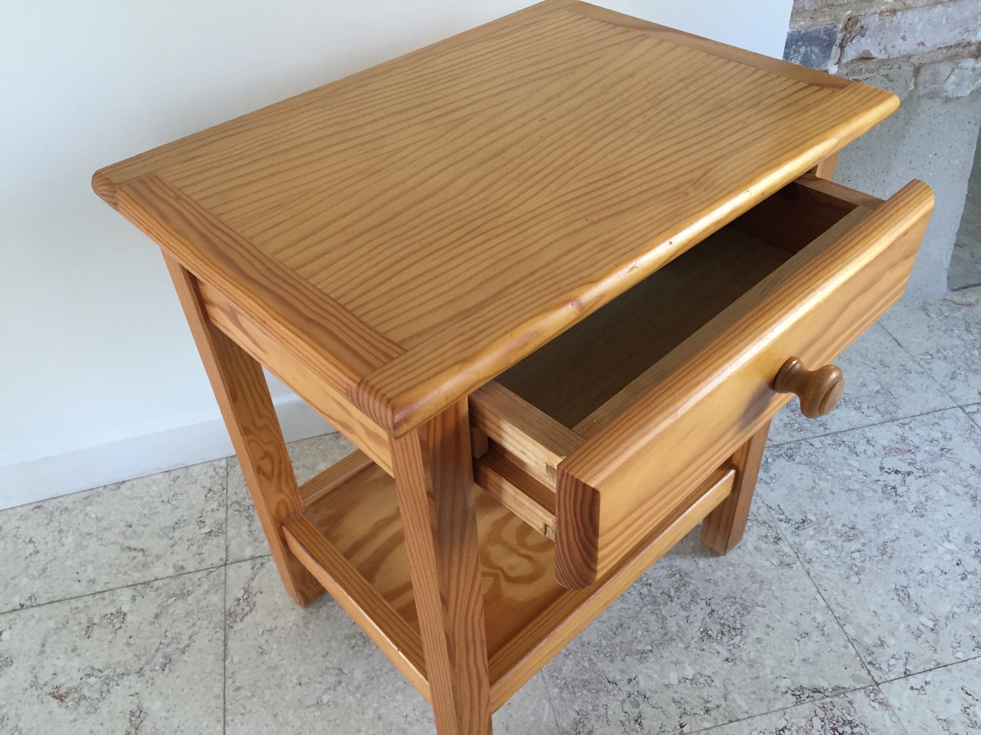 Table de chevet vintage en pin massif