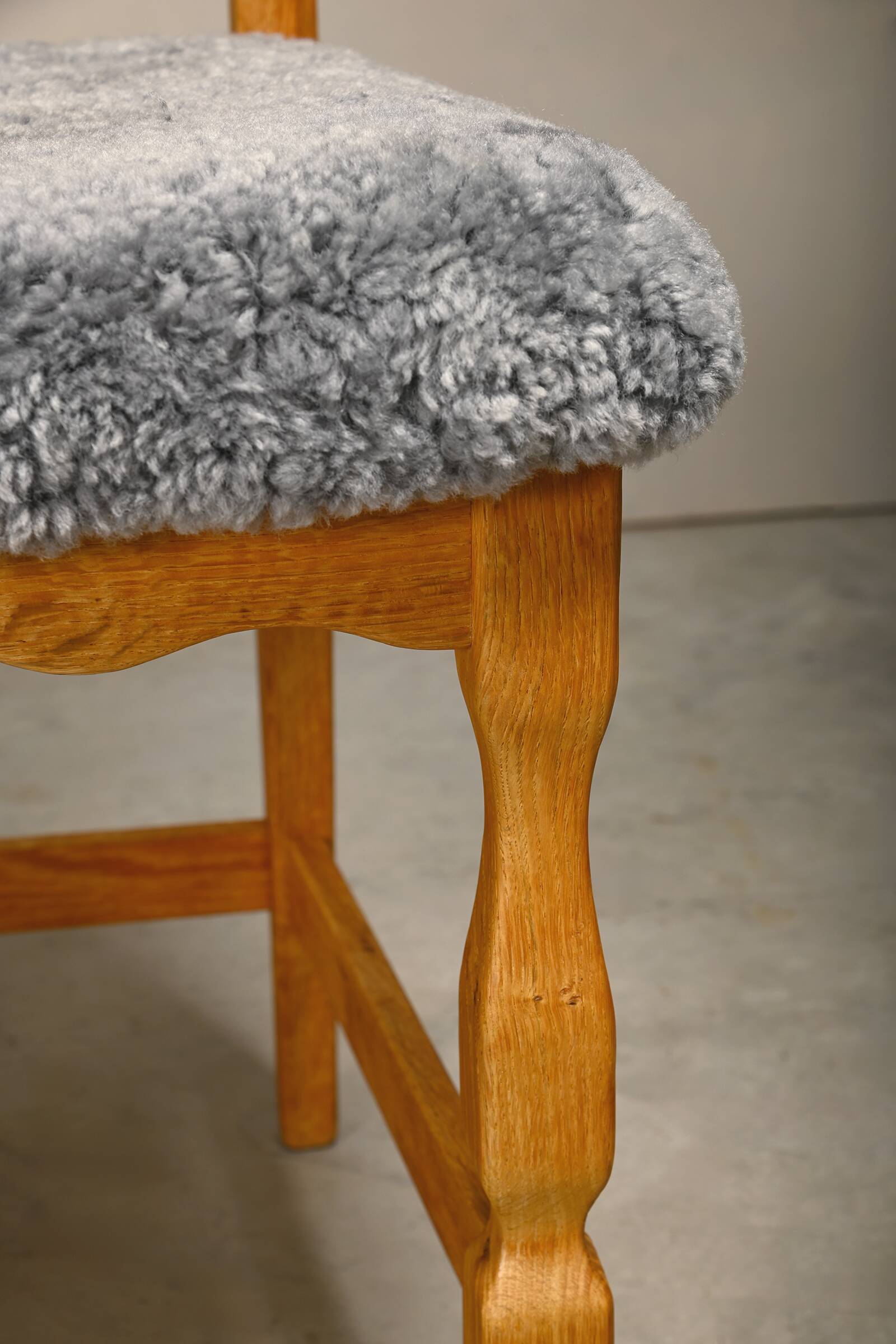 Ensemble de 6 chaises de salle à manger Razorblade en laine d'agneau et chêne de Henning Kjærnulf