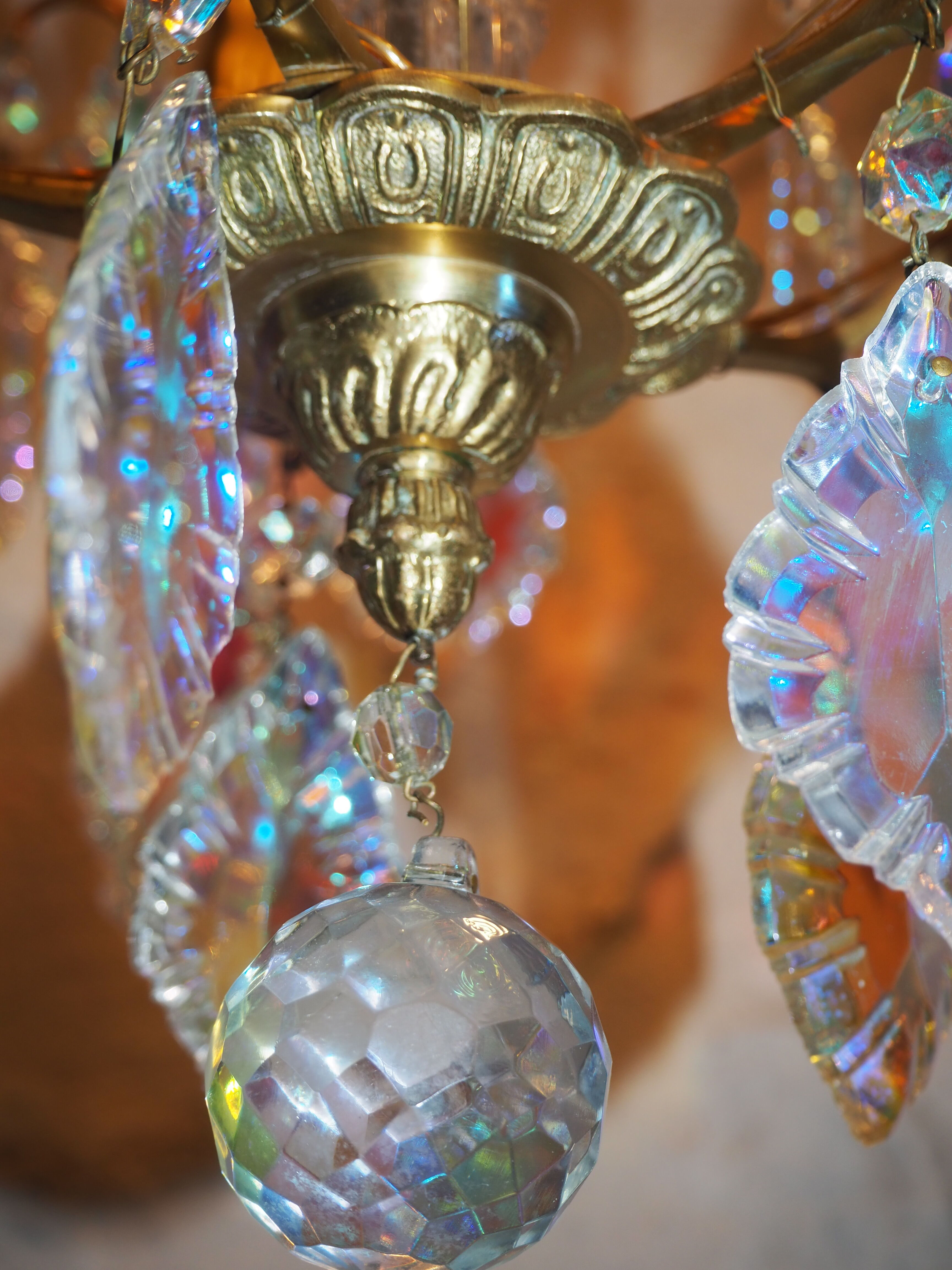 Lustre à pampilles en verres nacrés et bronze