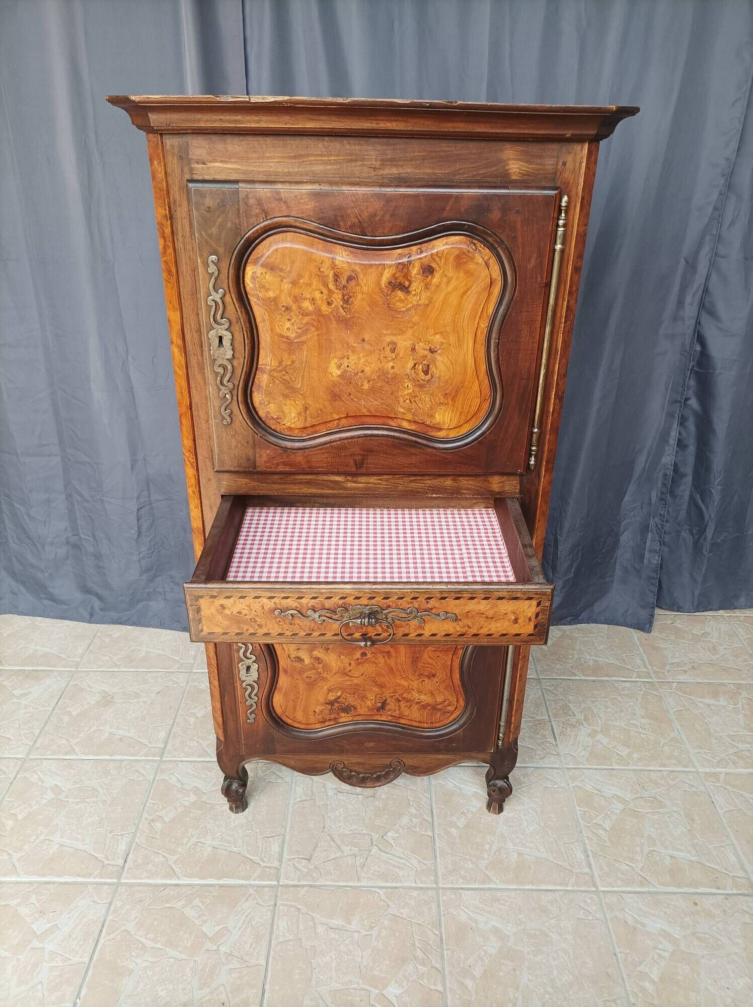 Standing man Louis XV in walnut and ash burl