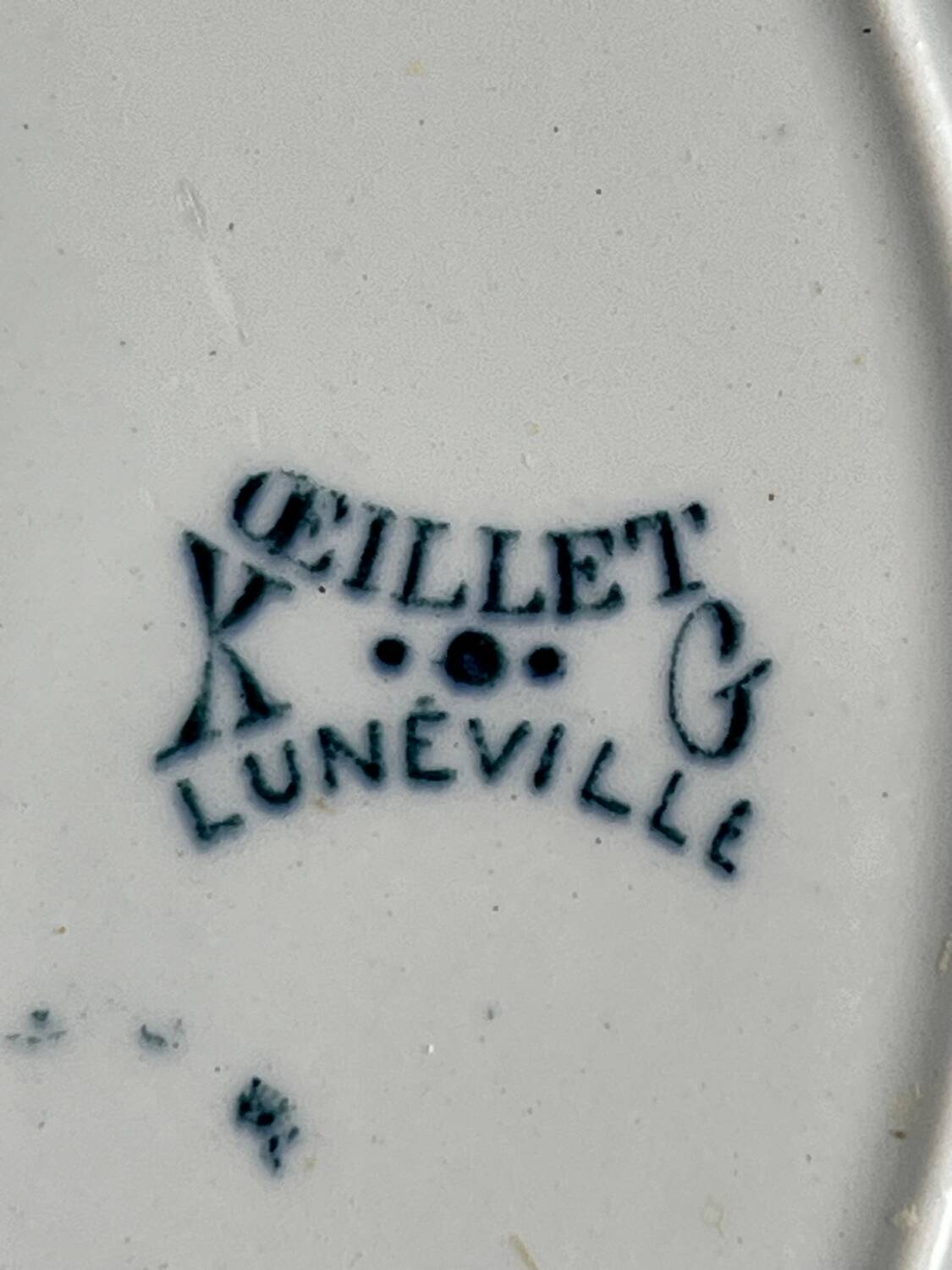 5 assiettes en terre de fer œillets K&G