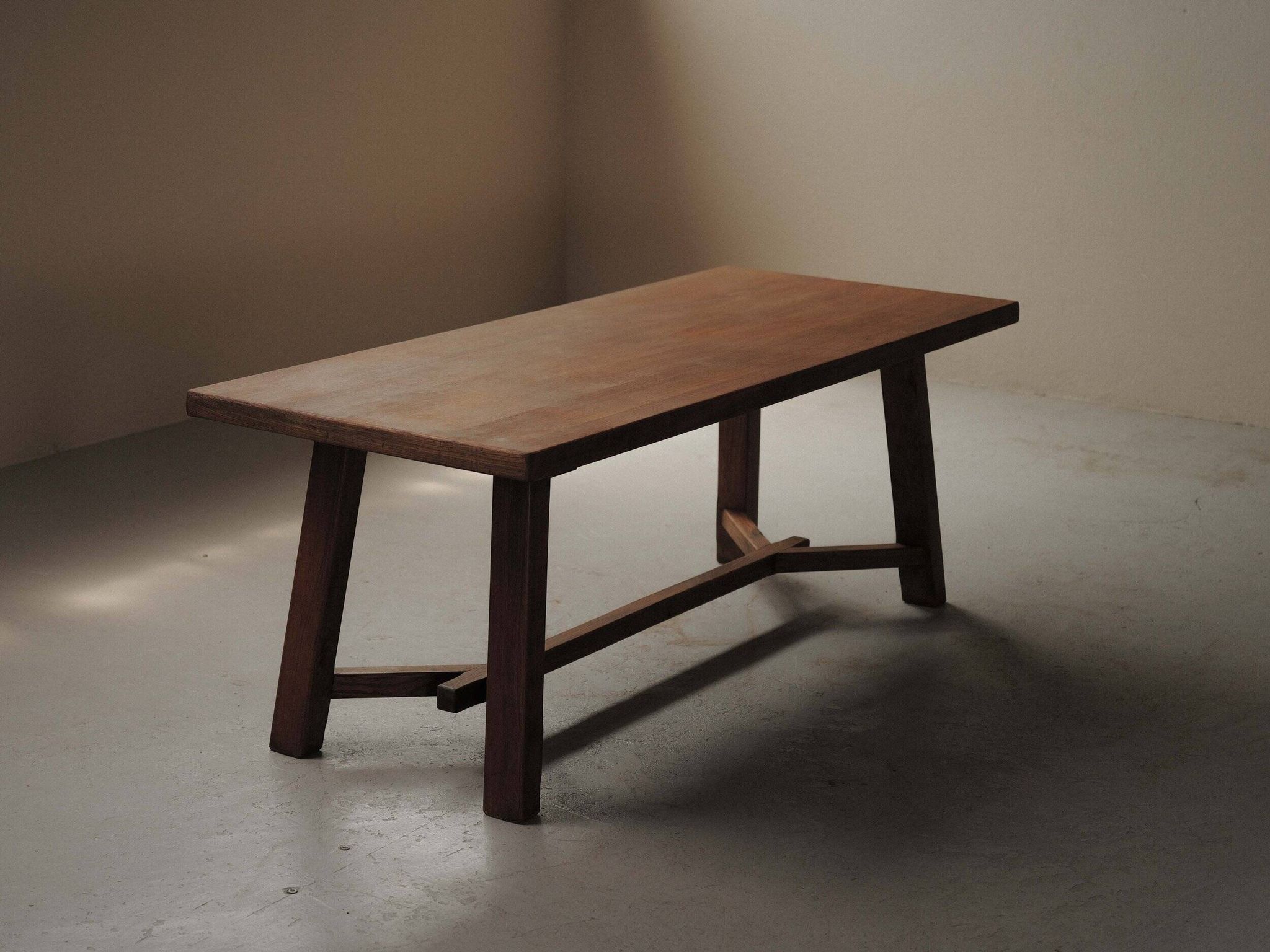 Grande table artisanale en chêne, France, vers 1970