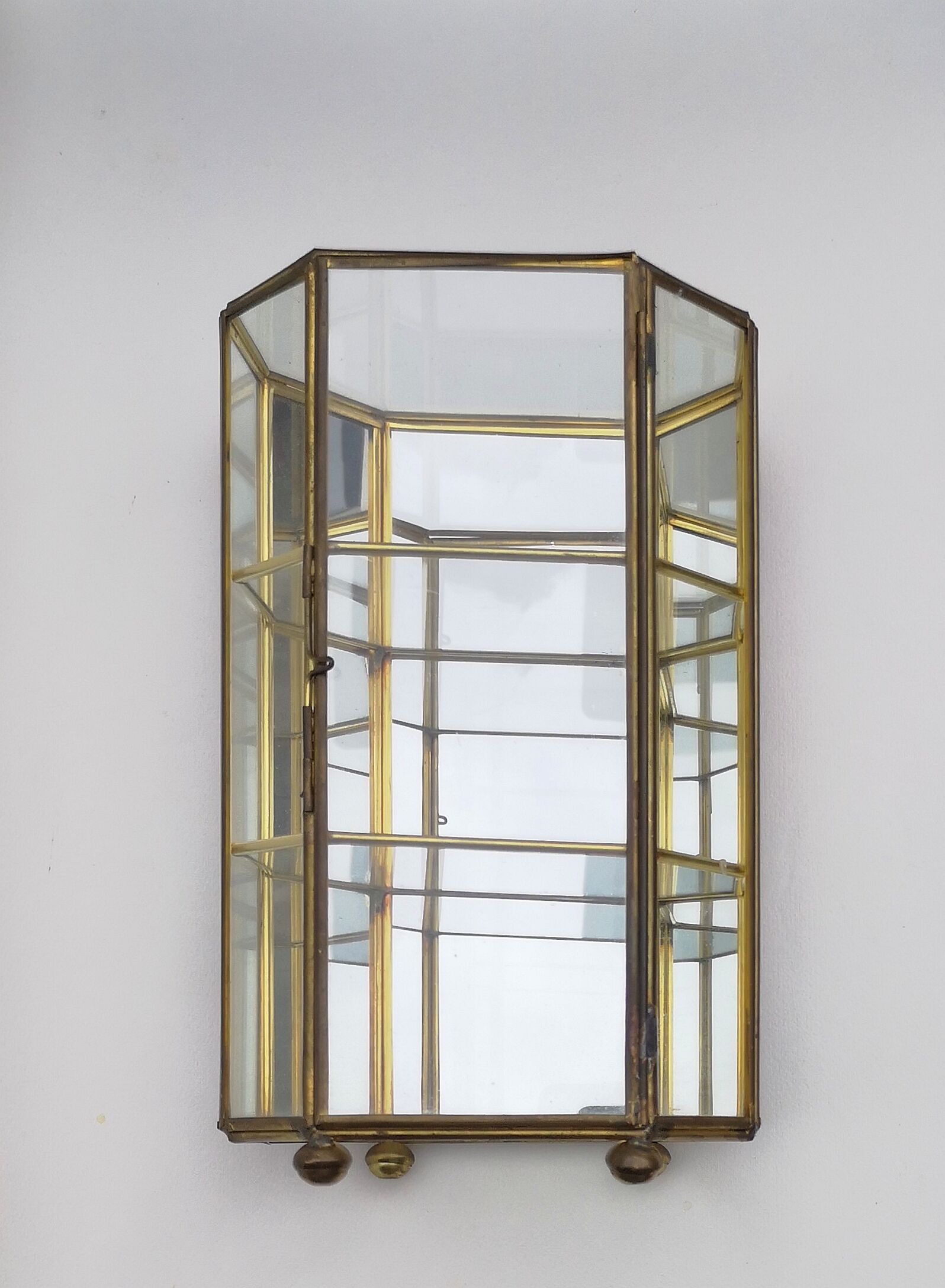 Vintage showcase in brass, glass and mirrors