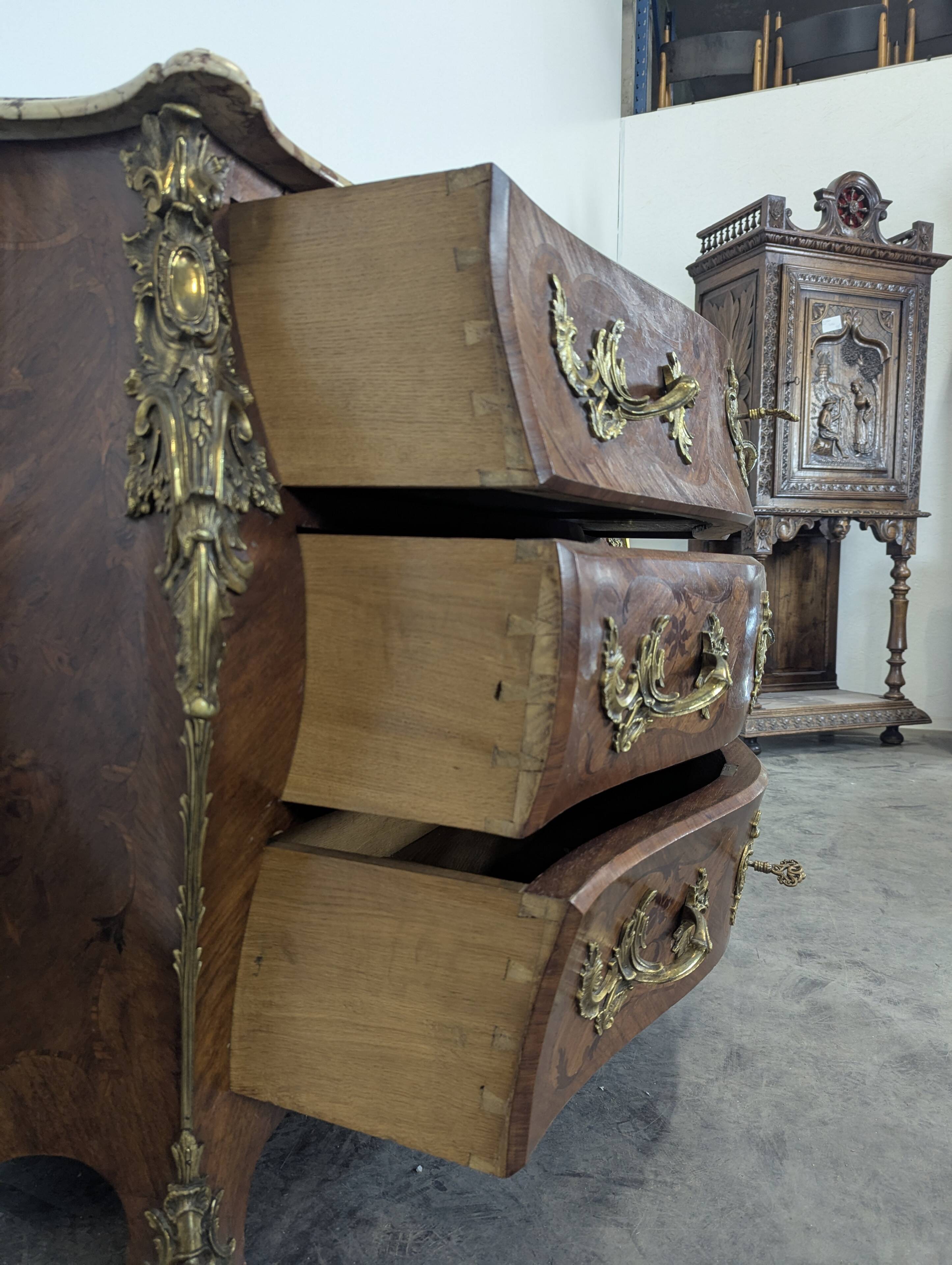Commode tombeau de style Régence fin XIXème