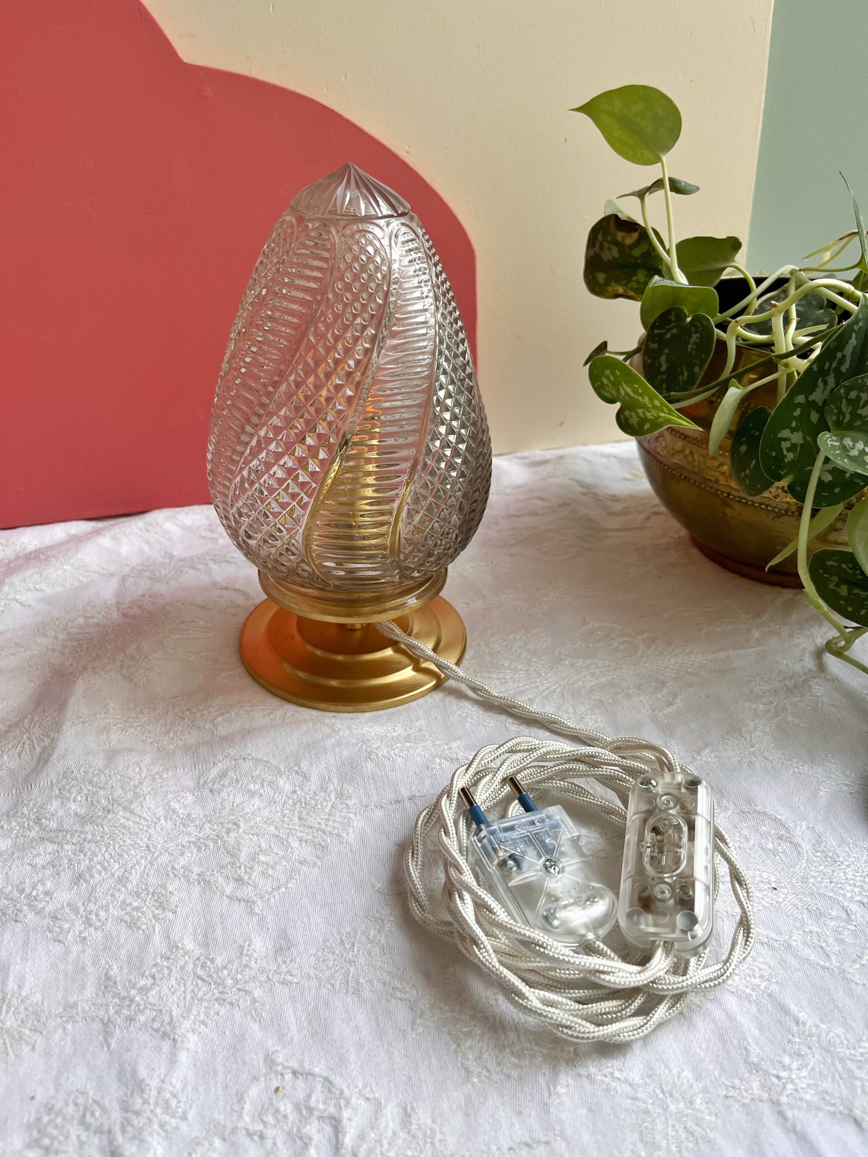 Vintage table lamp in chiseled glass - ogive glass globe