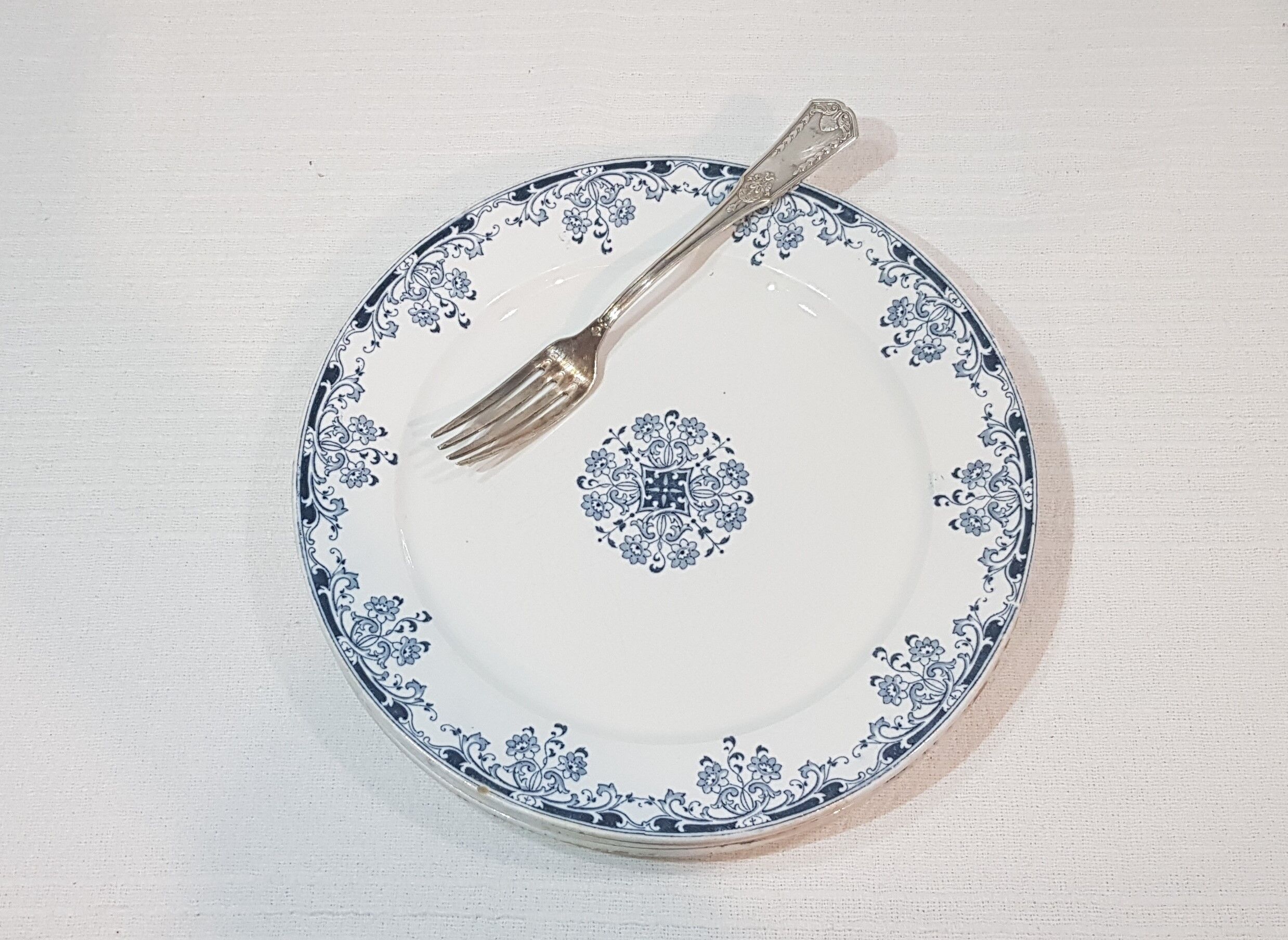 3 flat plates in sarreguemines model Mignon, iron earth.