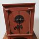 Armoirette chinoise en bois rouge