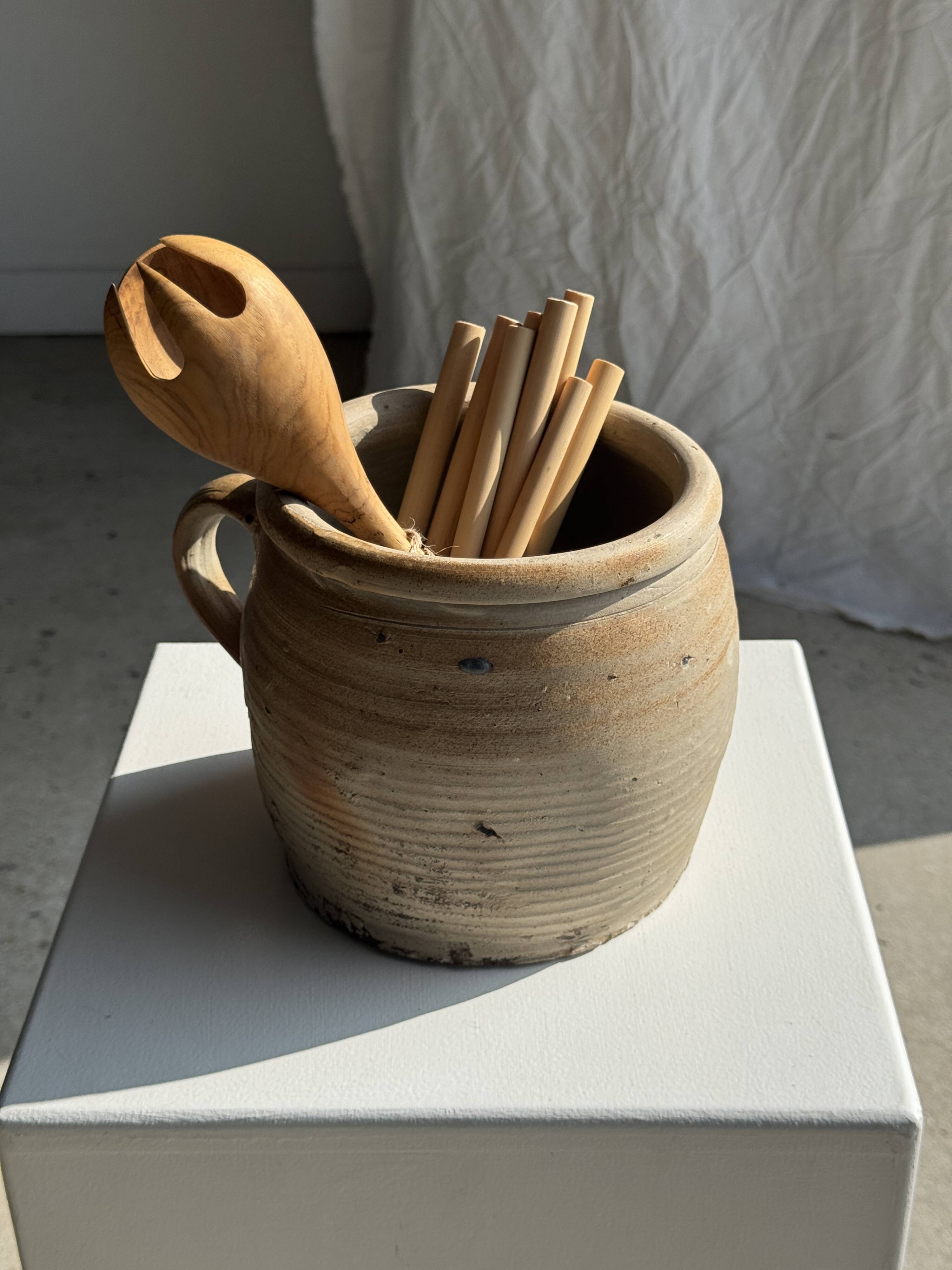 Large stoneware pot with ribbed handle H16