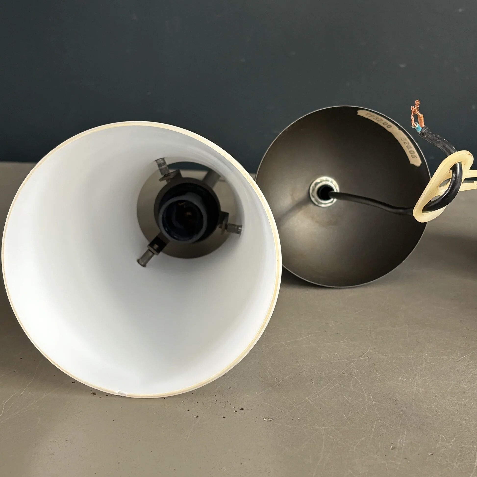 Paire de suspensions vintage conique en opaline percée