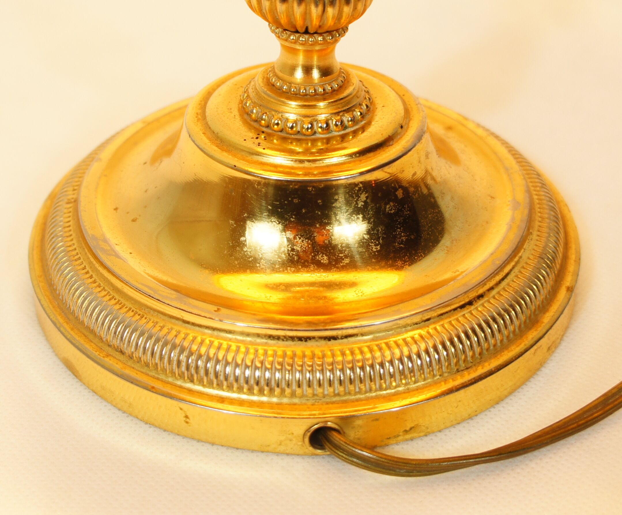 Lampe " médaillon" néo classique en métal doré 1960