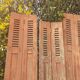 Volets anciens persiennes en parties hautes panneaux pliants bois massif
