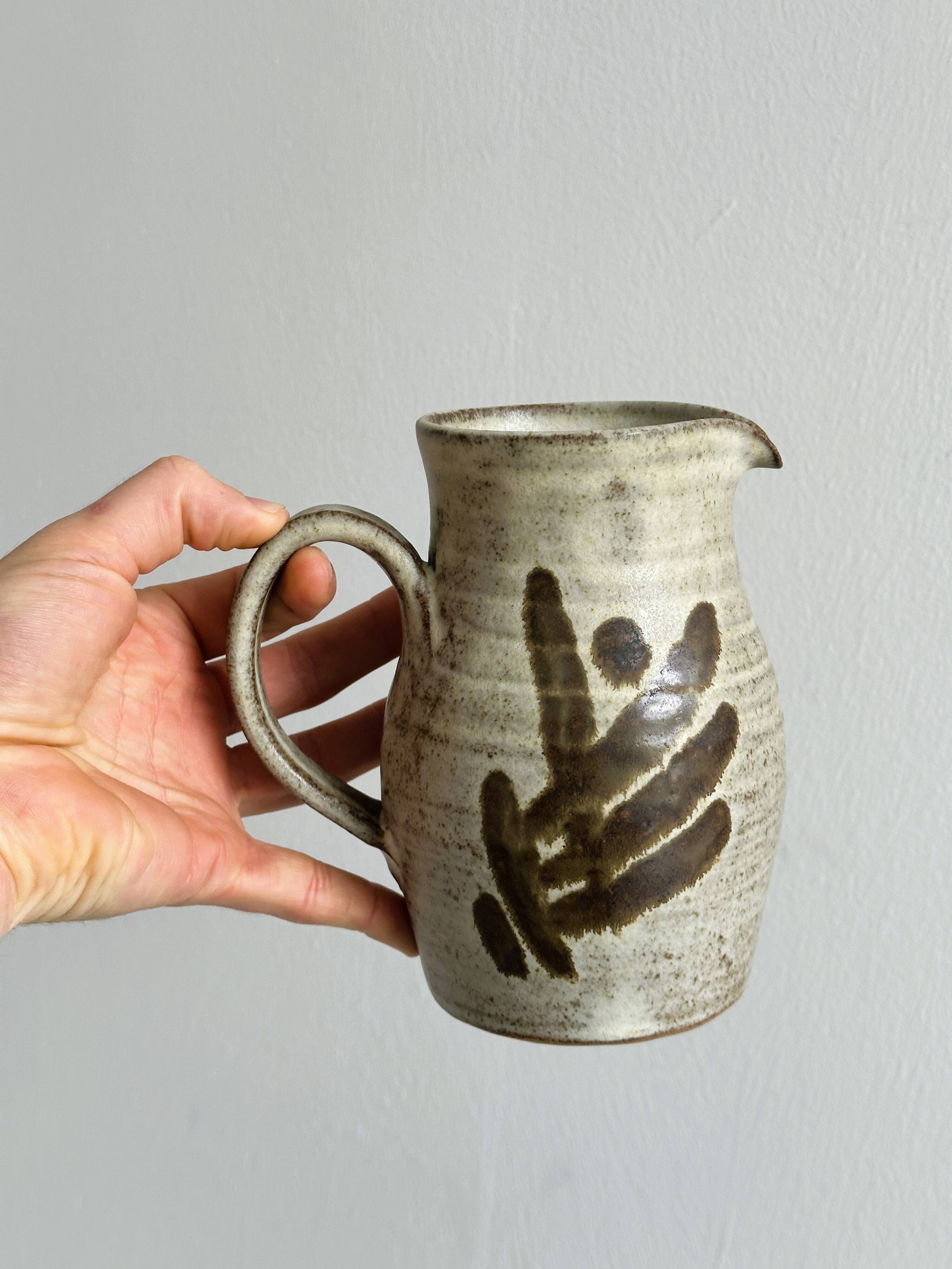 Pichet en céramique artisanale, grès émaillé décor abstrait
