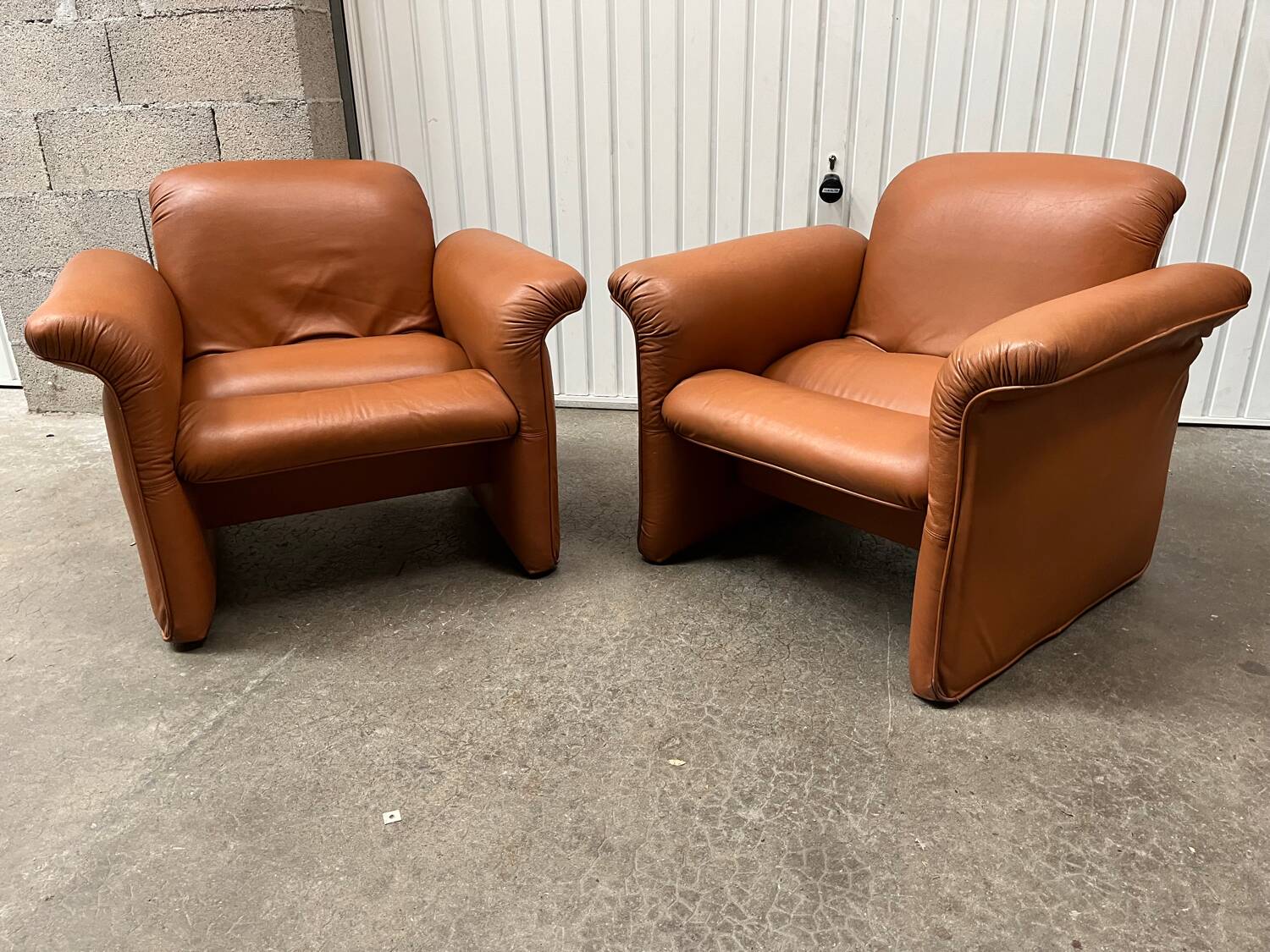 Paire fauteuils cuir design italien