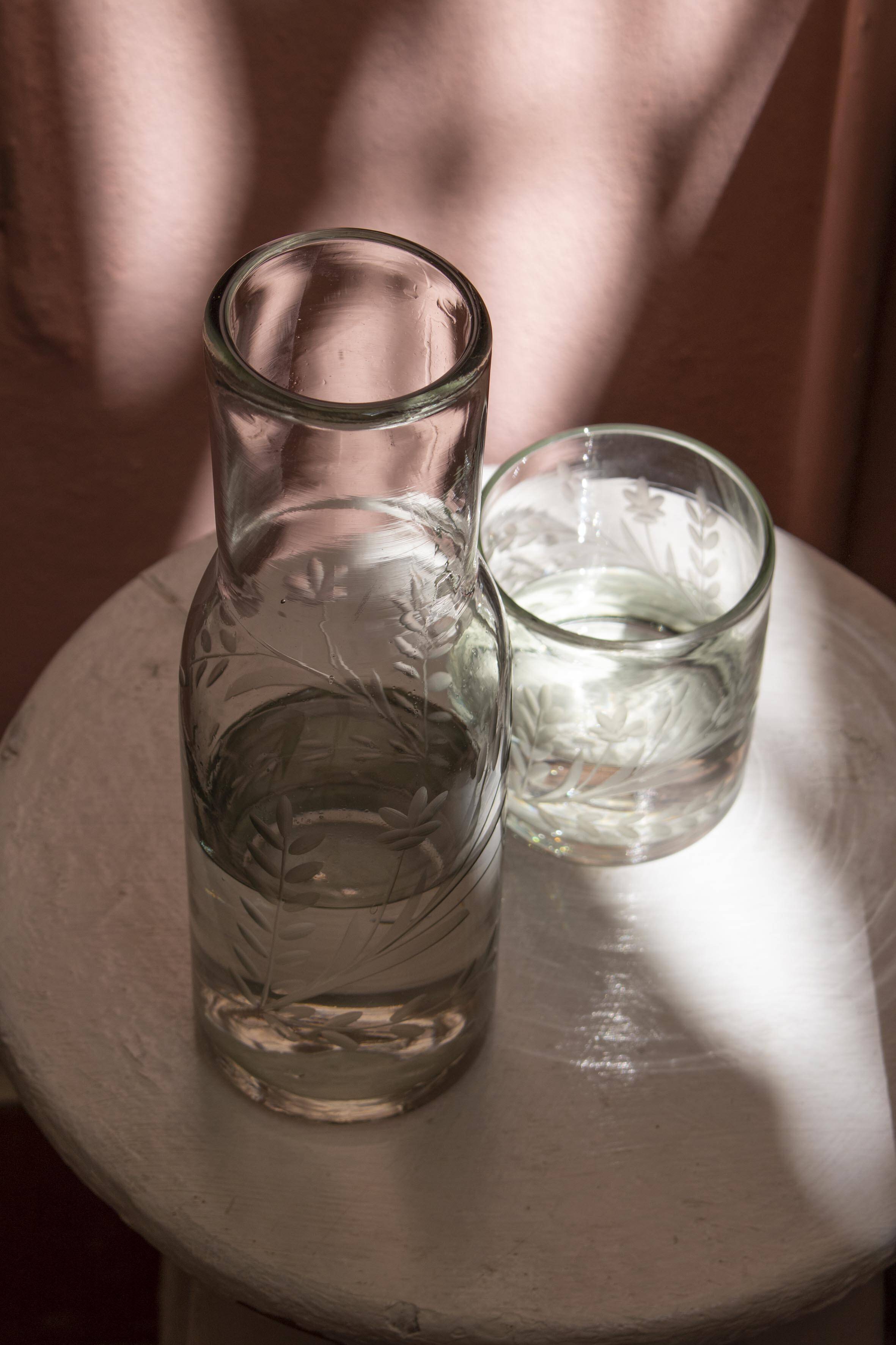 Carafe et verre en verre soufflé et gravé