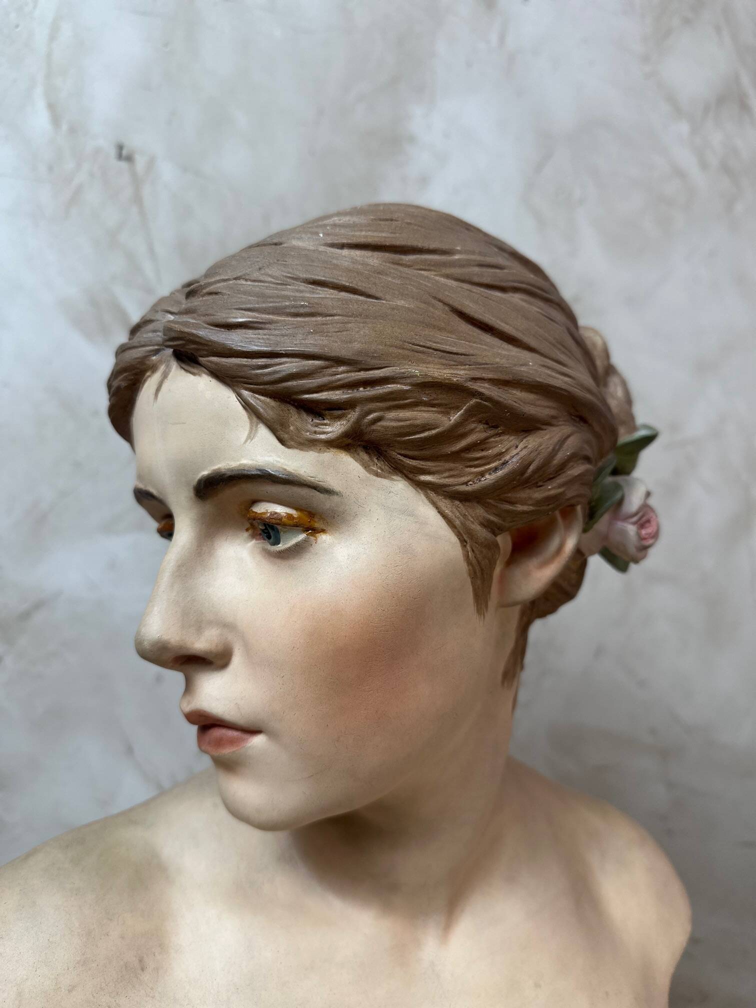 Buste de femme en platre