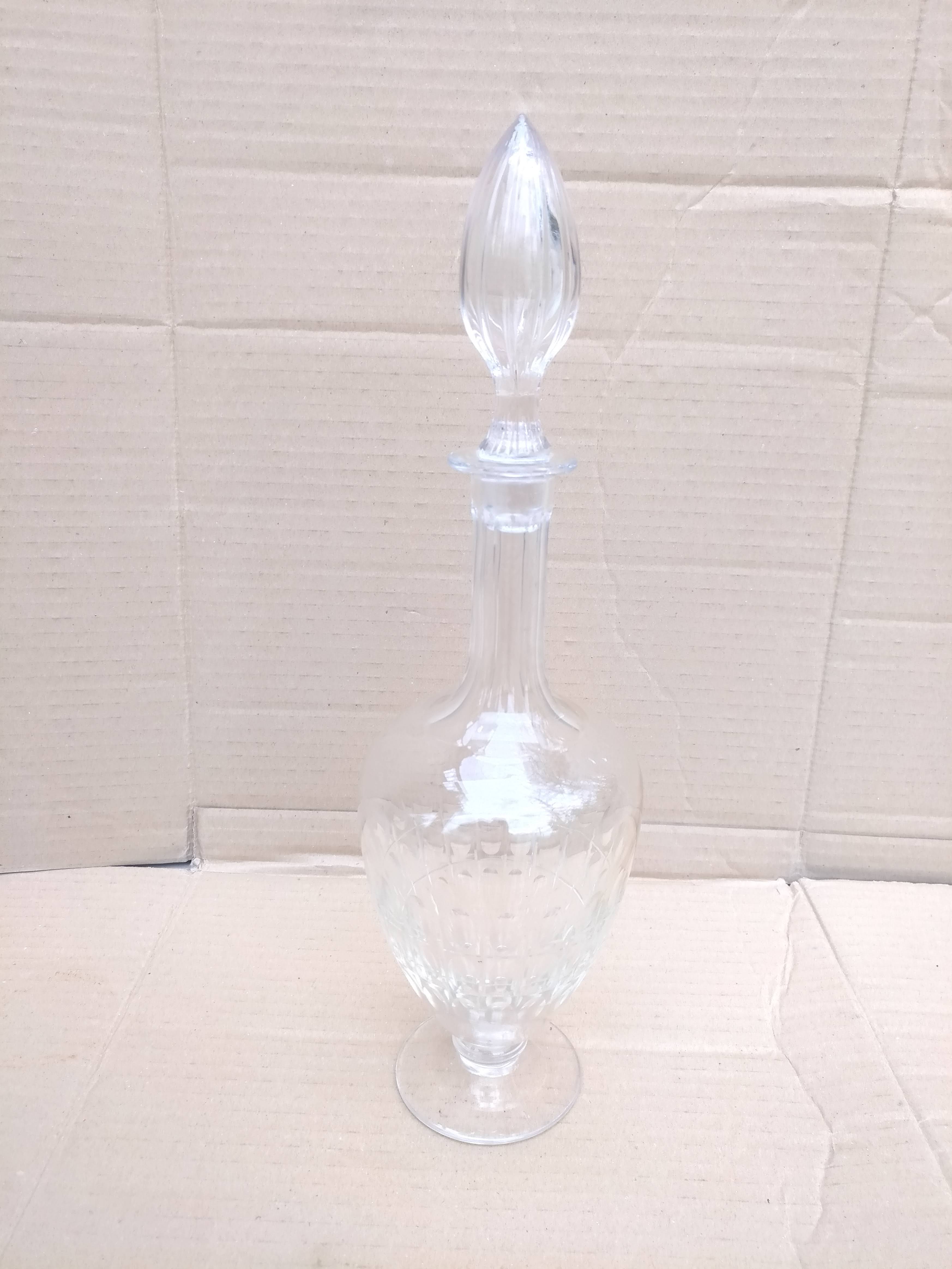 Carafe in chiseled glass