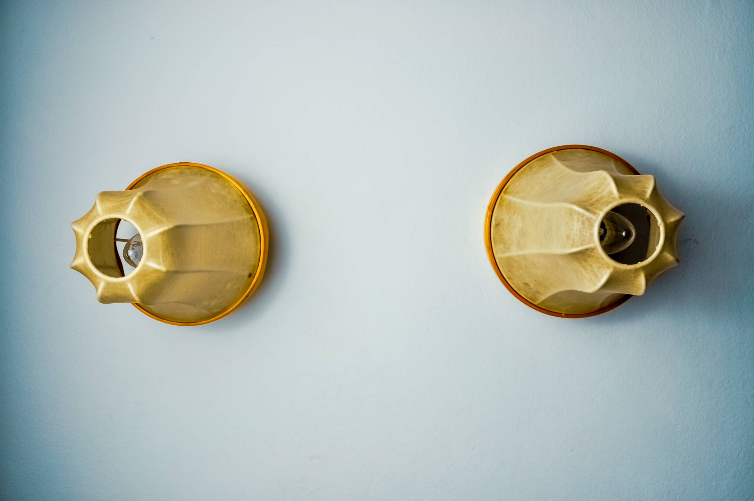 Pair of pear-shaped "cocoon" wall lights, resin and pine, Italy, 1970