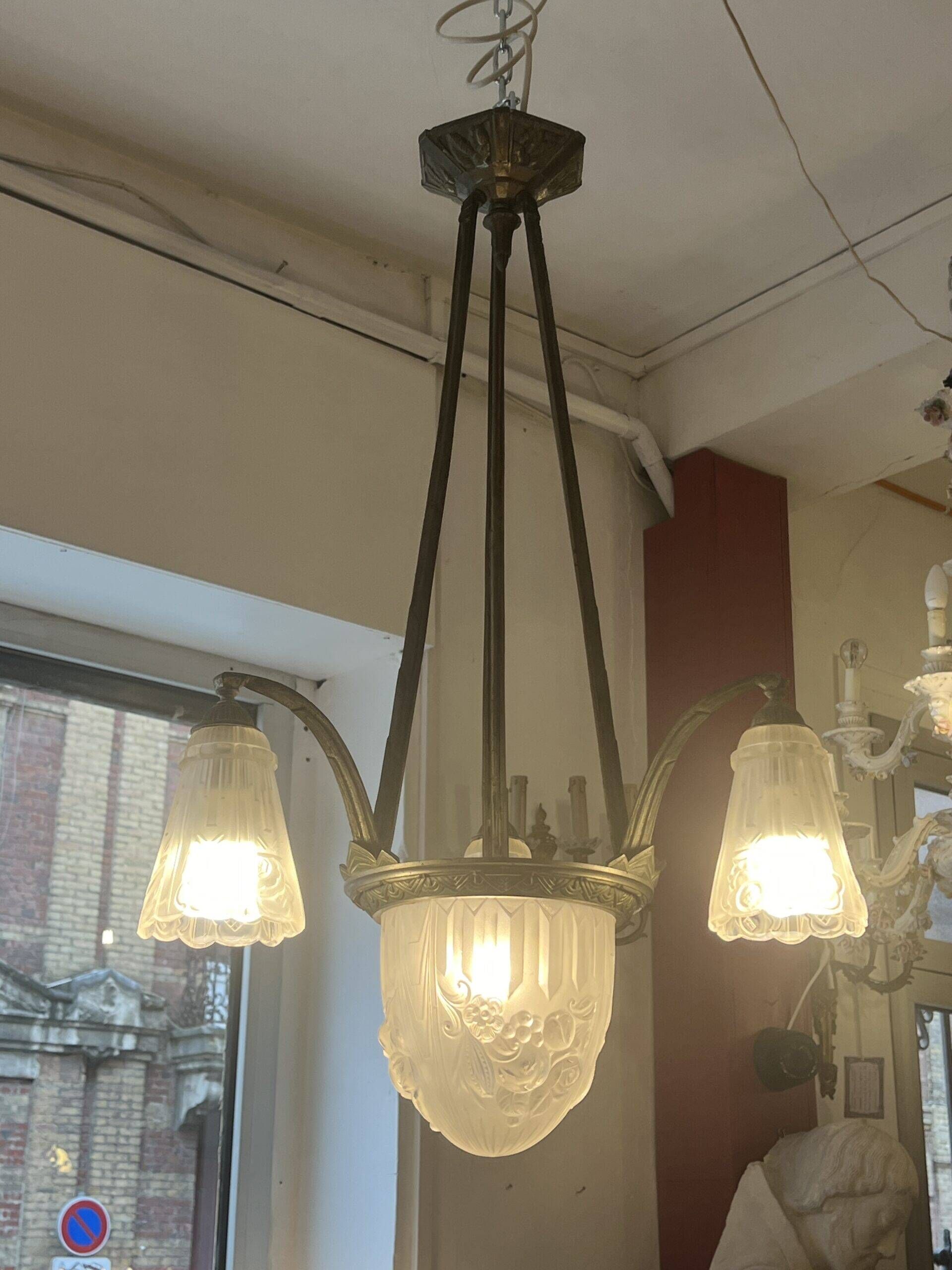 Pierre Gilles, beautiful art deco chandelier circa 1930 in bronze and molded glass